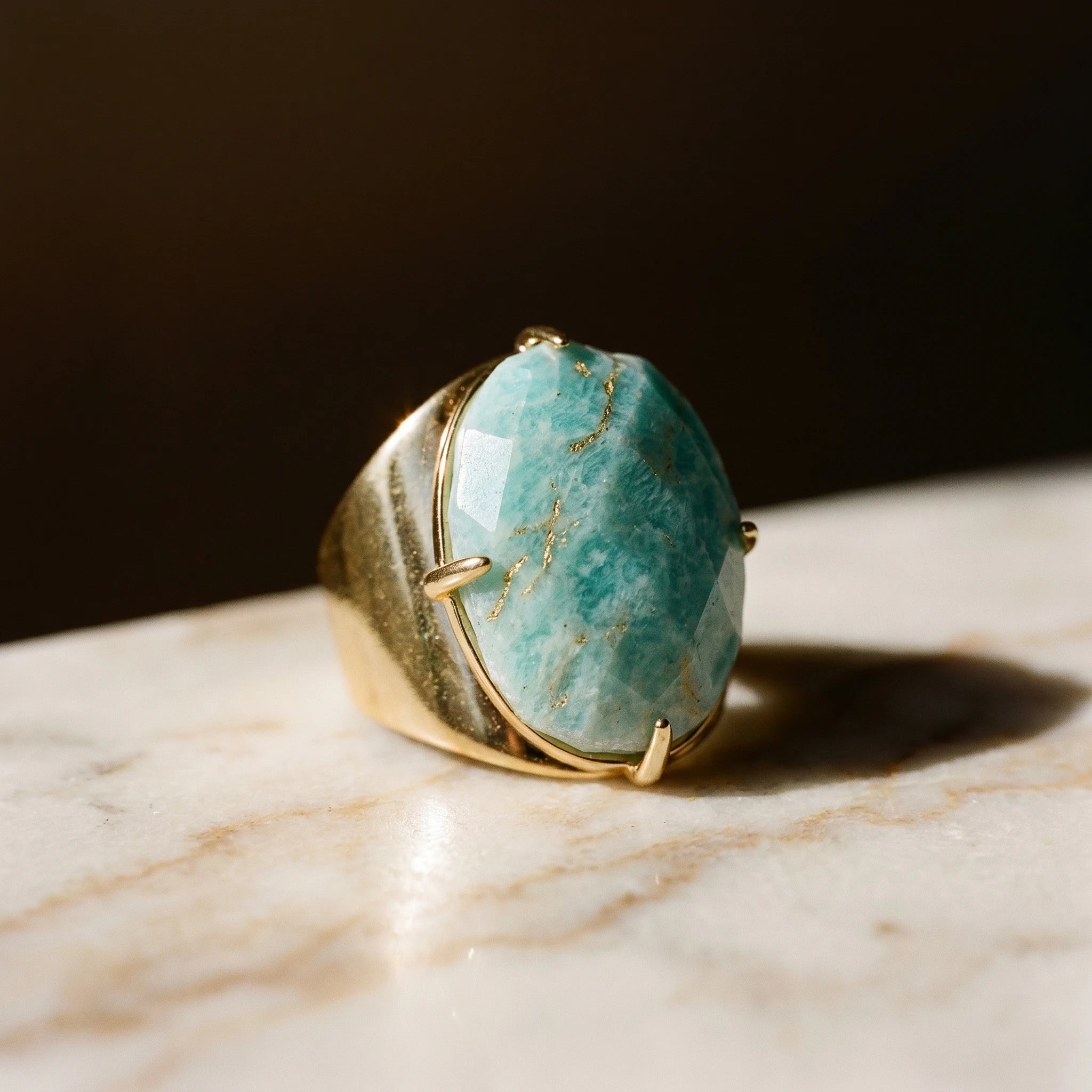 L'Amazonite au Doigt — Bague pierre verte — détail matière · AURÆN Pierres d'Âme
