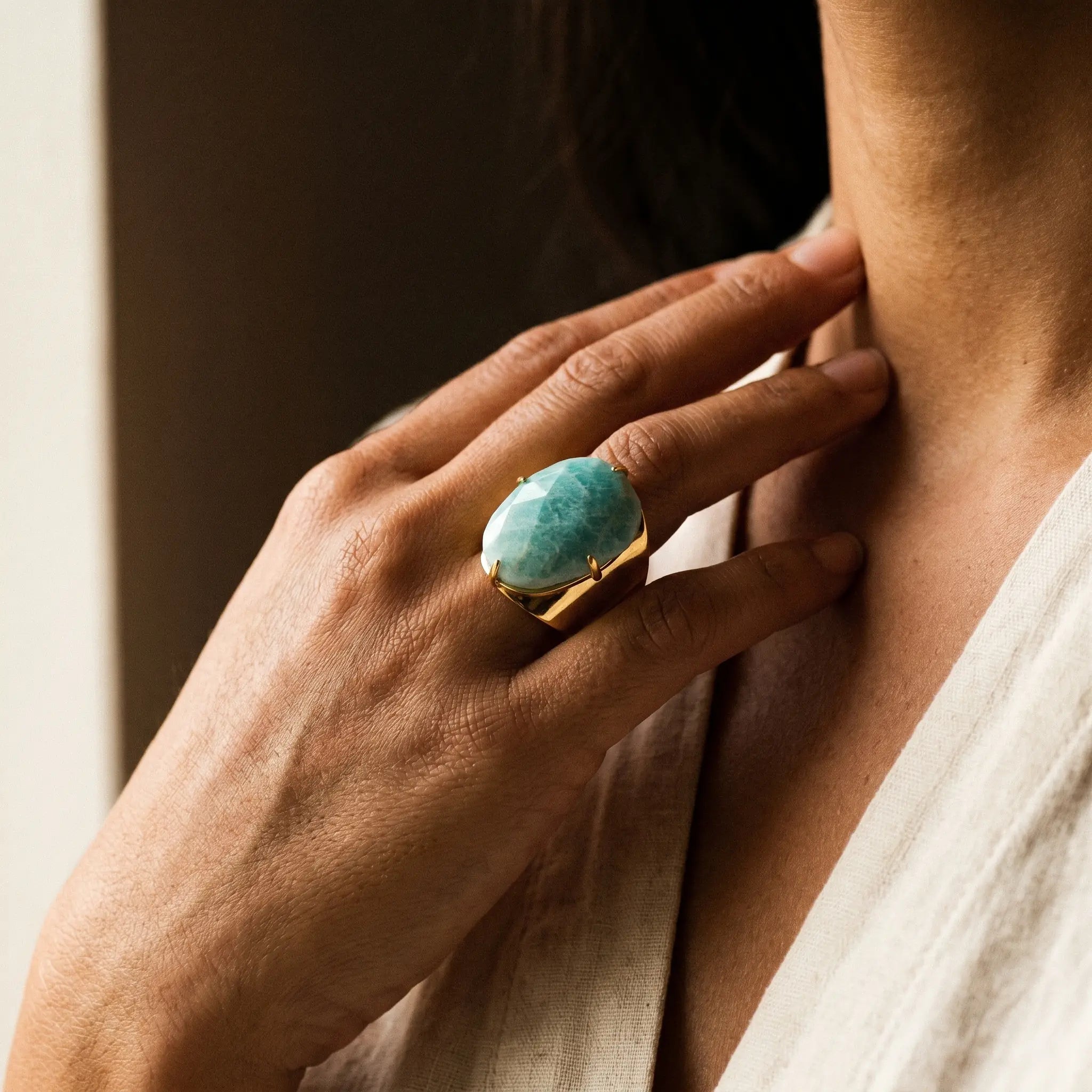 L'Amazonite au Doigt — Bague pierre verte — en situation · AURÆN Pierres d'Âme