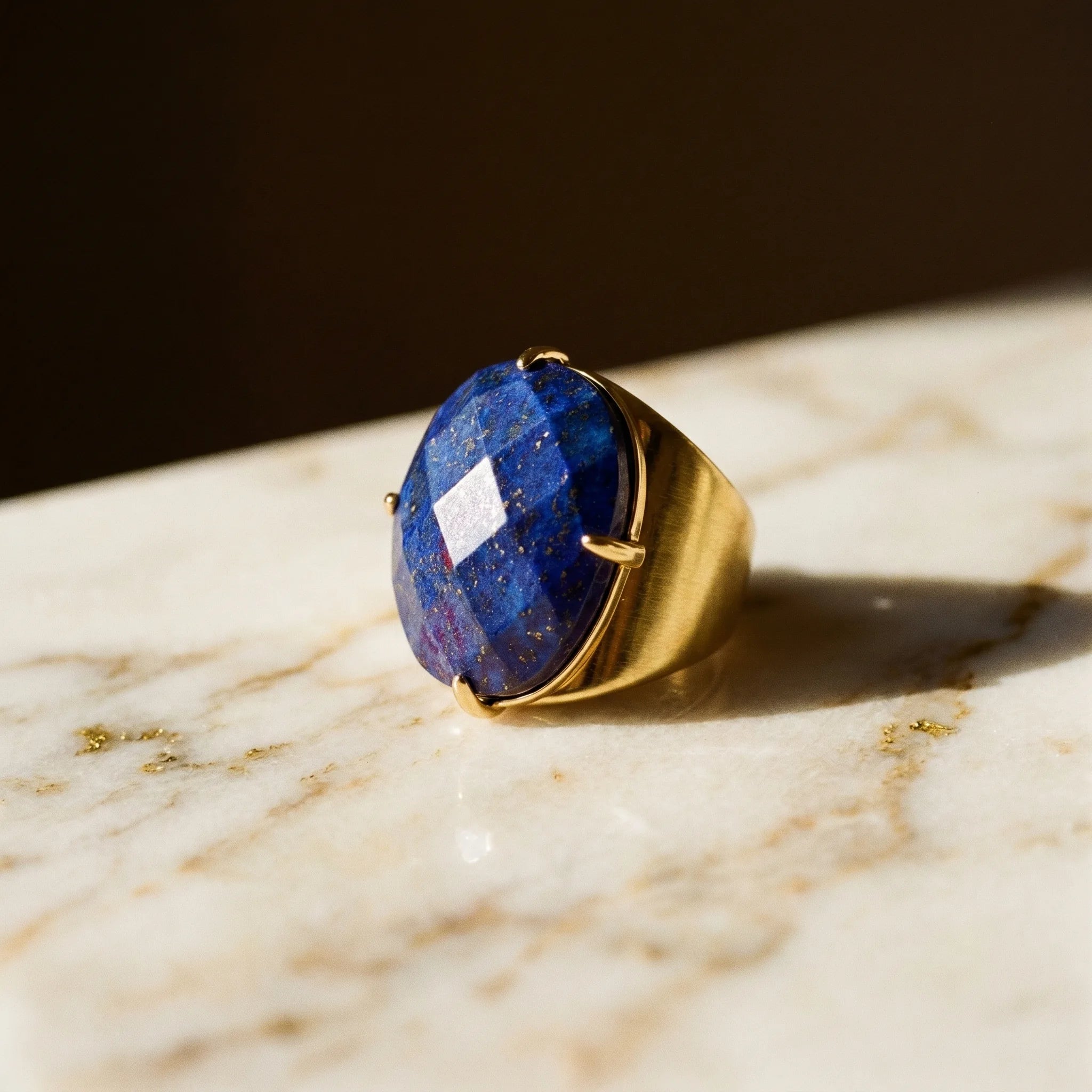 Le Lapis au Doigt — Bague lapis-lazuli — détail matière · AURÆN Pierres d'Âme