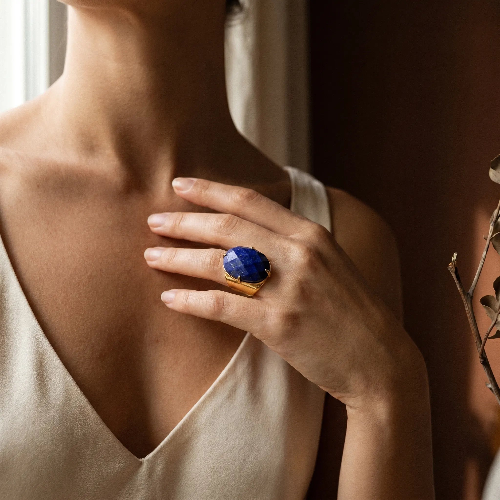 Le Lapis au Doigt — Bague lapis-lazuli — en situation · AURÆN Pierres d'Âme