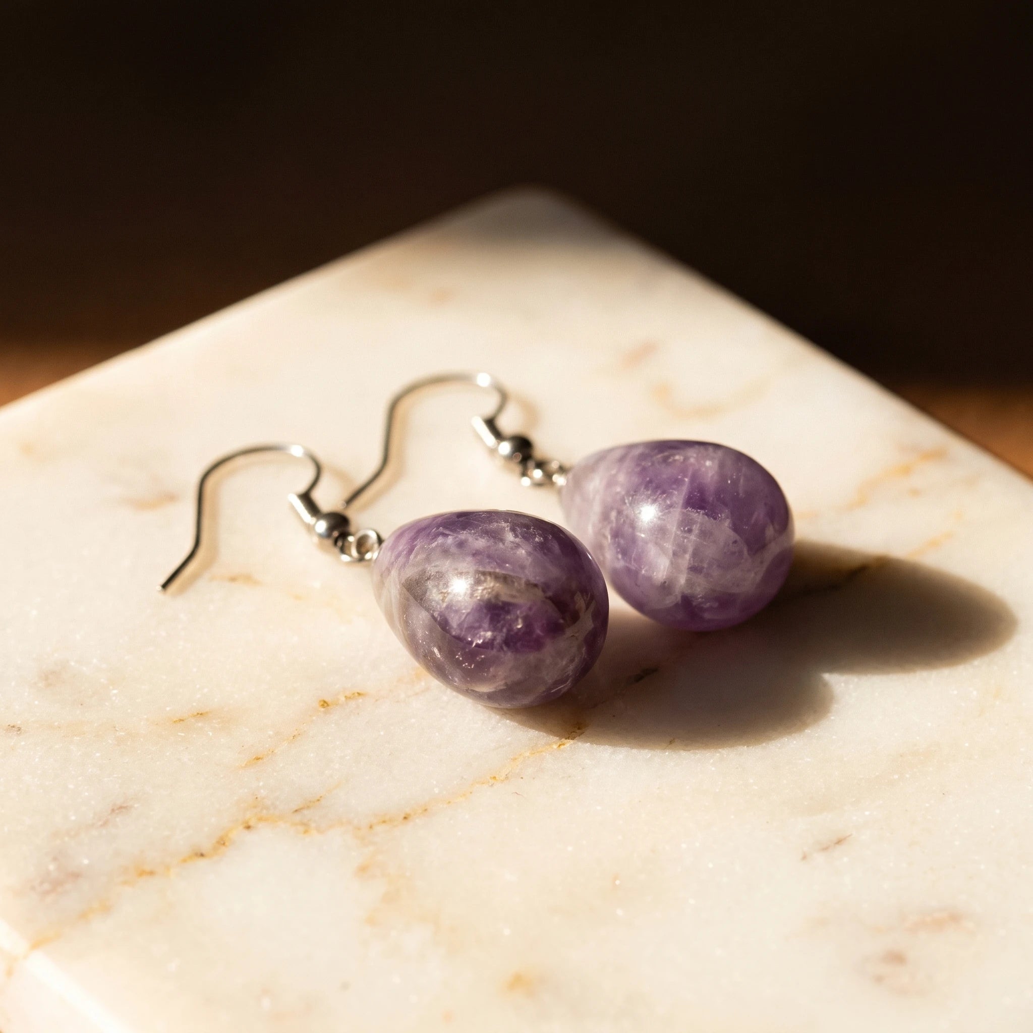 La Goutte Minérale — Boucles d'oreilles goutte en pierres — détail matière · AURÆN Pierres d'Âme