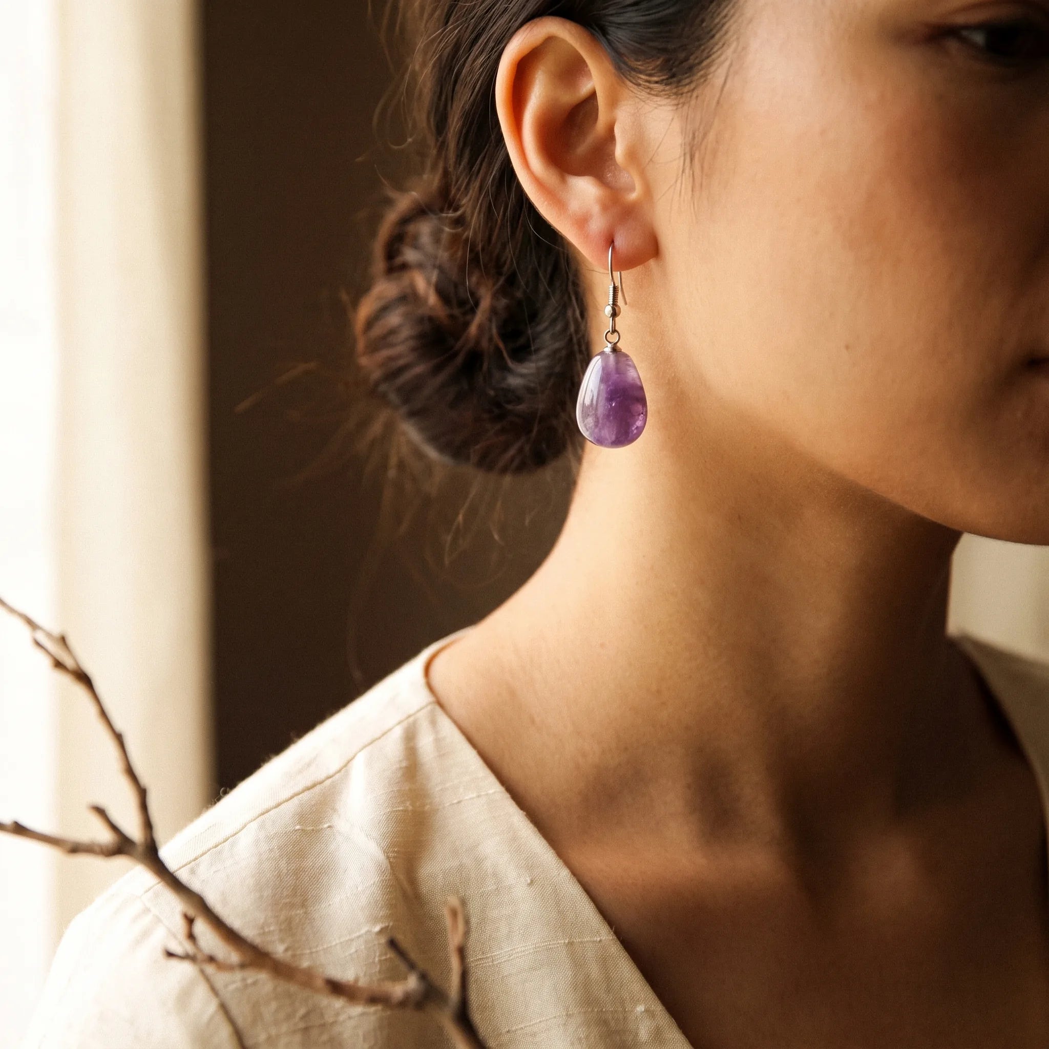 La Goutte Minérale — Boucles d'oreilles goutte en pierres — en situation · AURÆN Pierres d'Âme