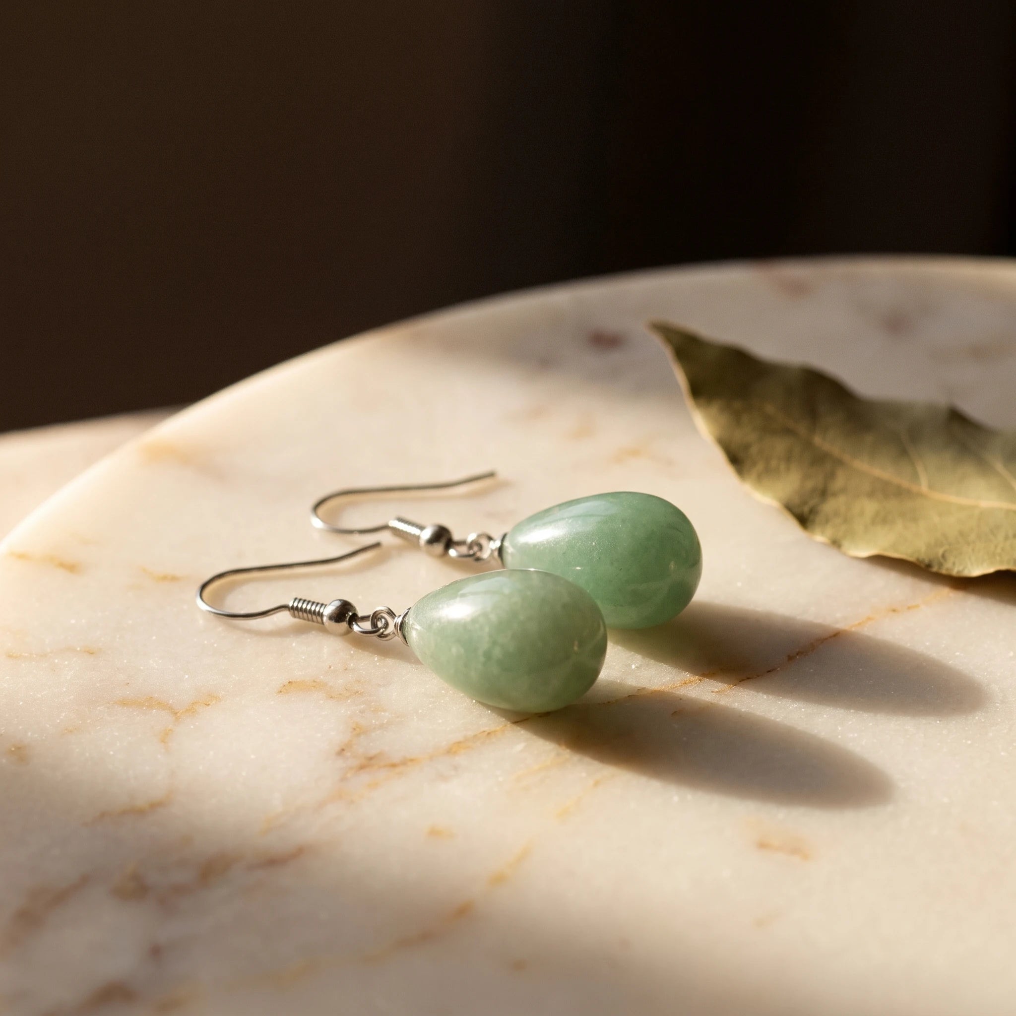 La Goutte Minérale — Boucles d'oreilles goutte en pierres — présence variante · AURÆN Pierres d'Âme