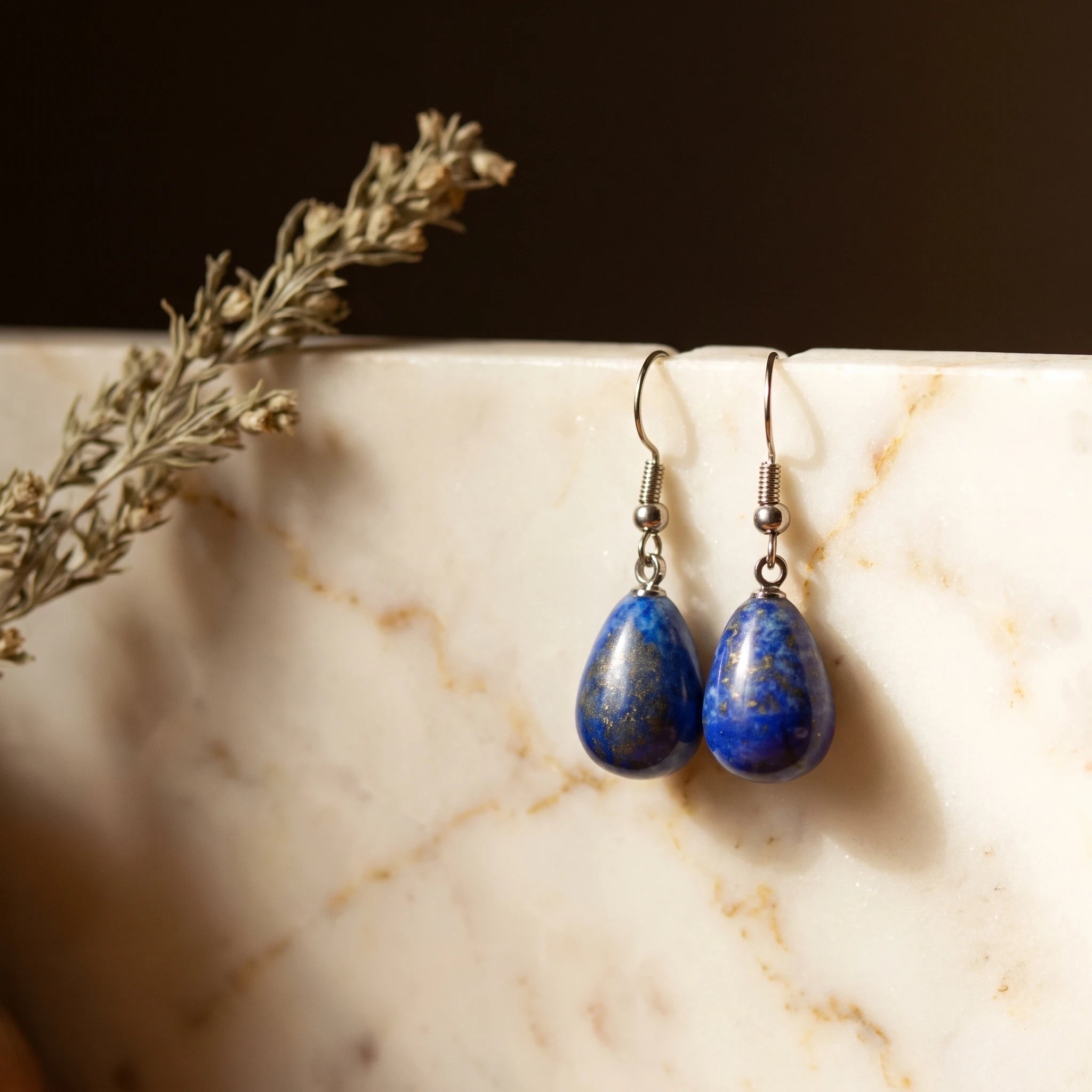 La Goutte Minérale — Boucles d'oreilles goutte en pierres — présence variante · AURÆN Pierres d'Âme