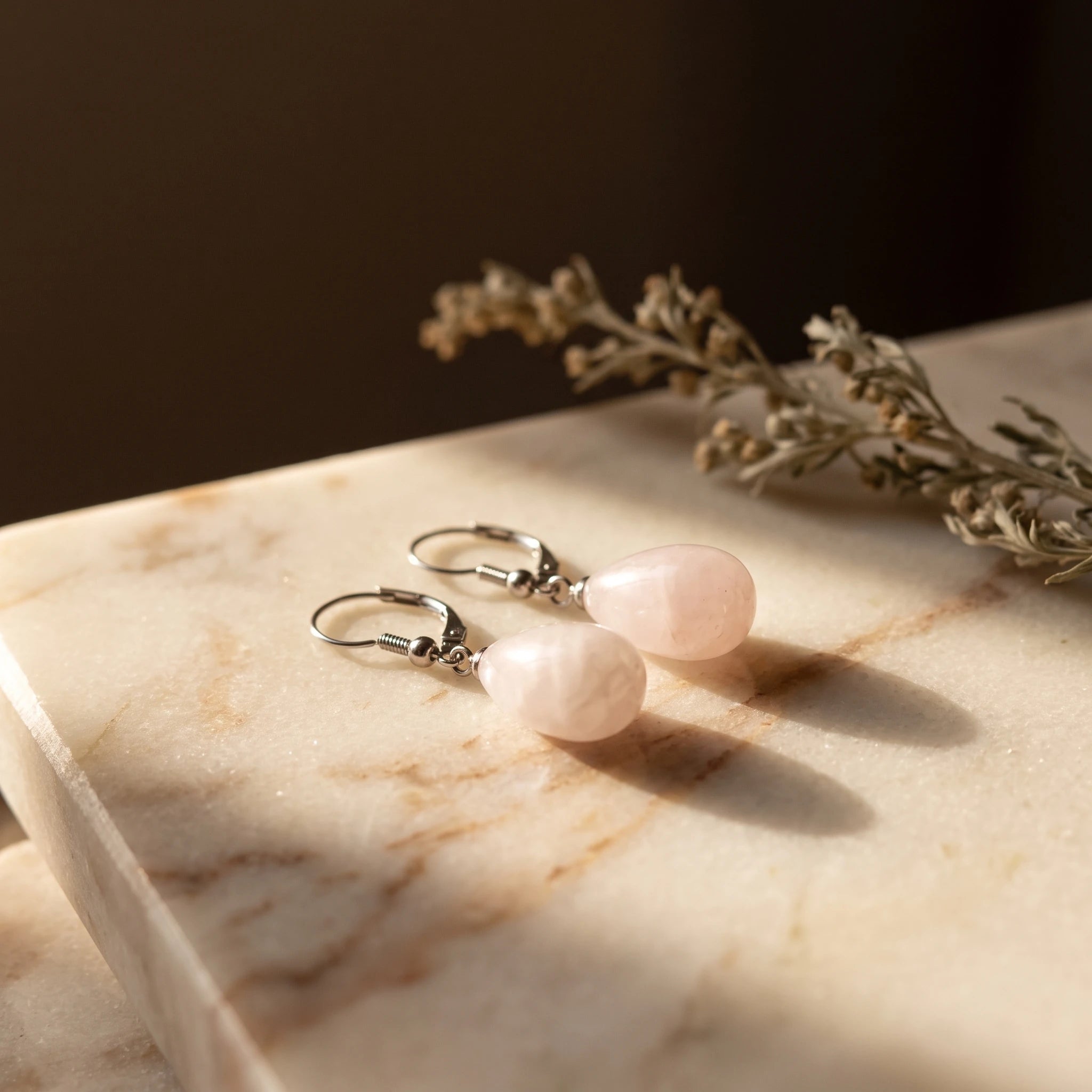 La Goutte Minérale — Boucles d'oreilles goutte en pierres — présence variante · AURÆN Pierres d'Âme