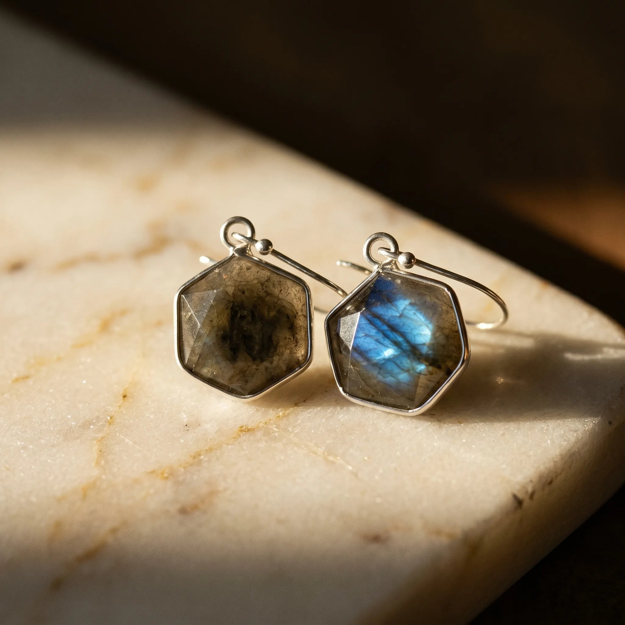 Les Géométriques — Boucles d'oreilles formes en pierres — détail matière · AURÆN Pierres d'Âme