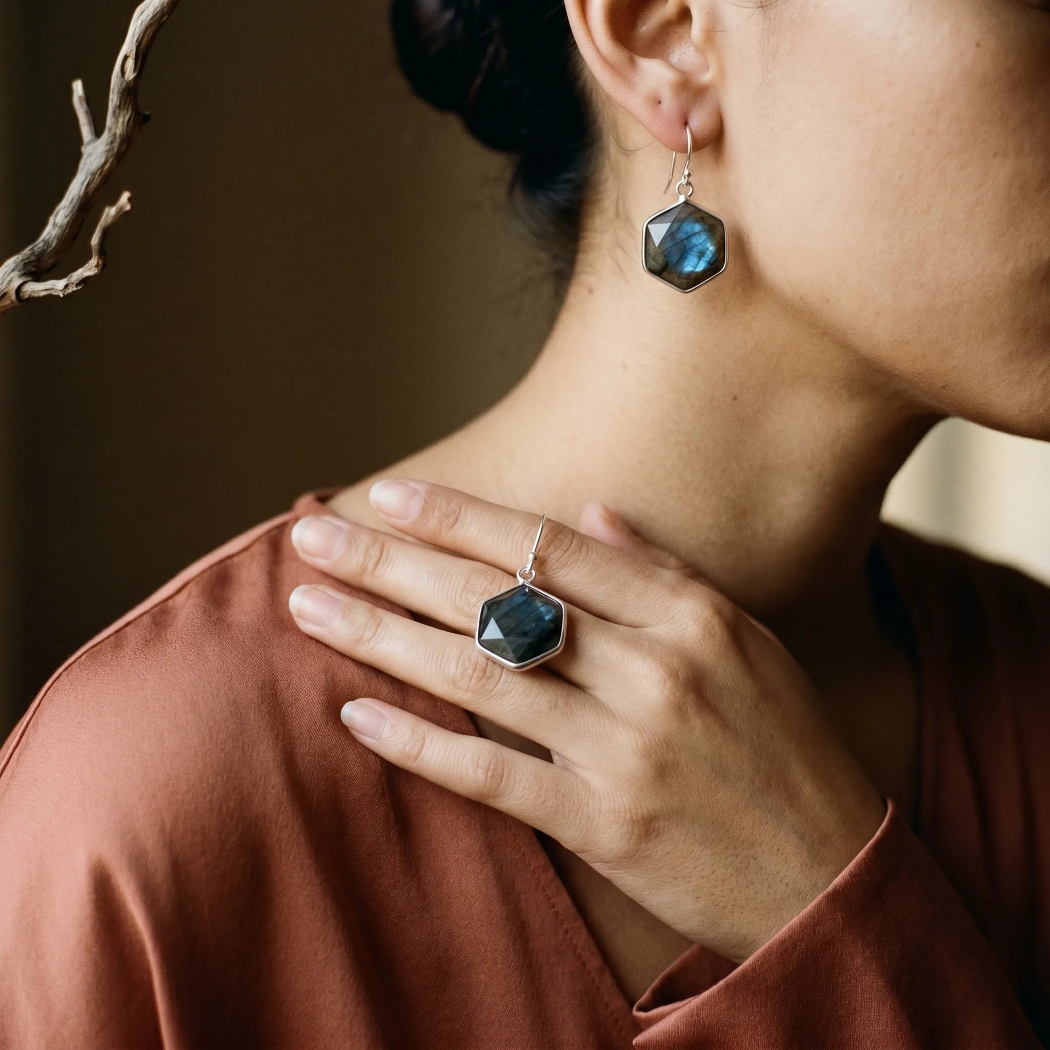 Les Géométriques — Boucles d'oreilles formes en pierres — en situation · AURÆN Pierres d'Âme