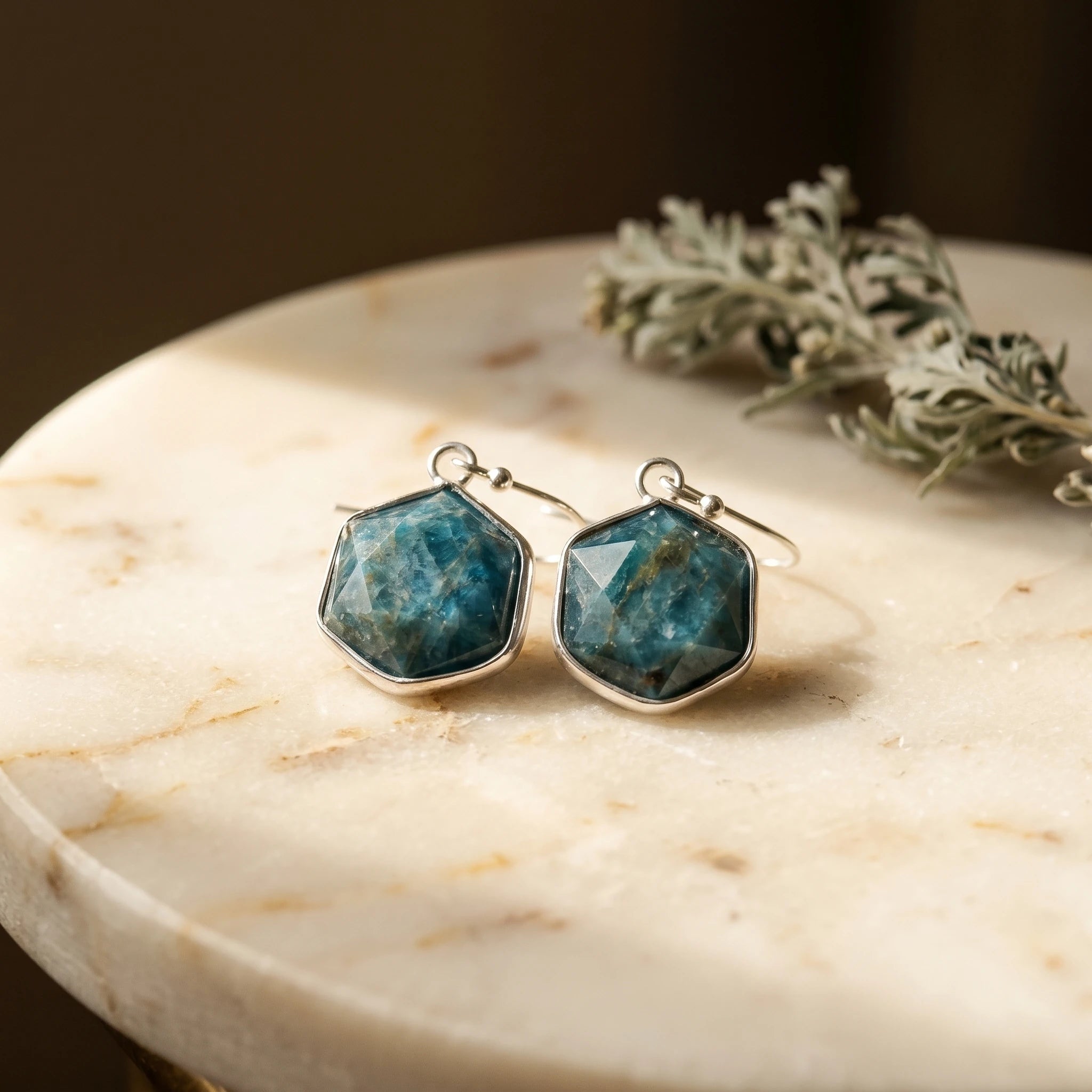 Les Géométriques — Boucles d'oreilles formes en pierres — présence variante · AURÆN Pierres d'Âme