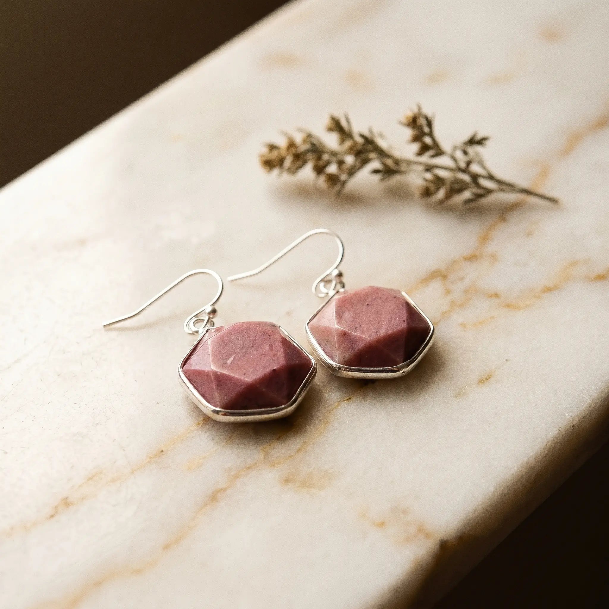 Les Géométriques — Boucles d'oreilles formes en pierres — présence variante · AURÆN Pierres d'Âme