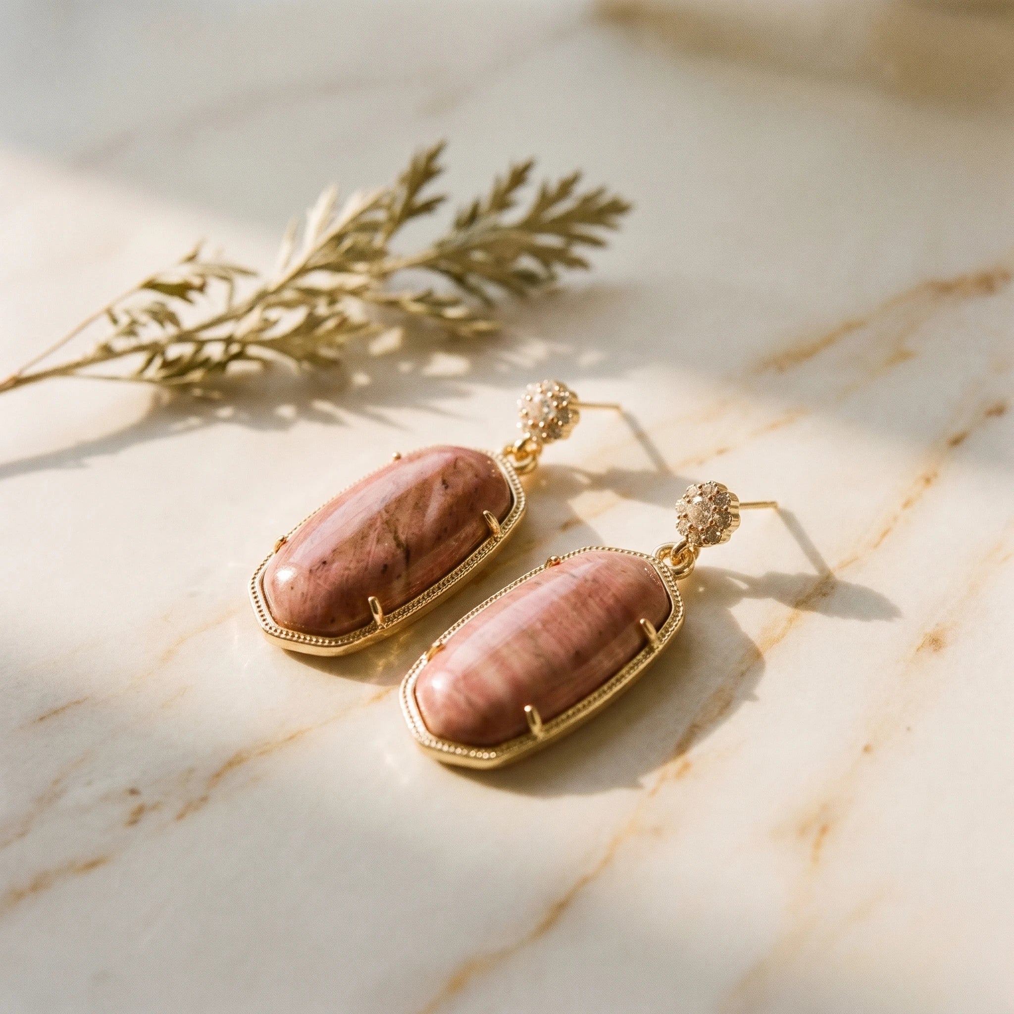La Rhodonite à l'Oreille — Boucles d'oreilles rhodonite — vue principale · AURÆN Pierres d'Âme