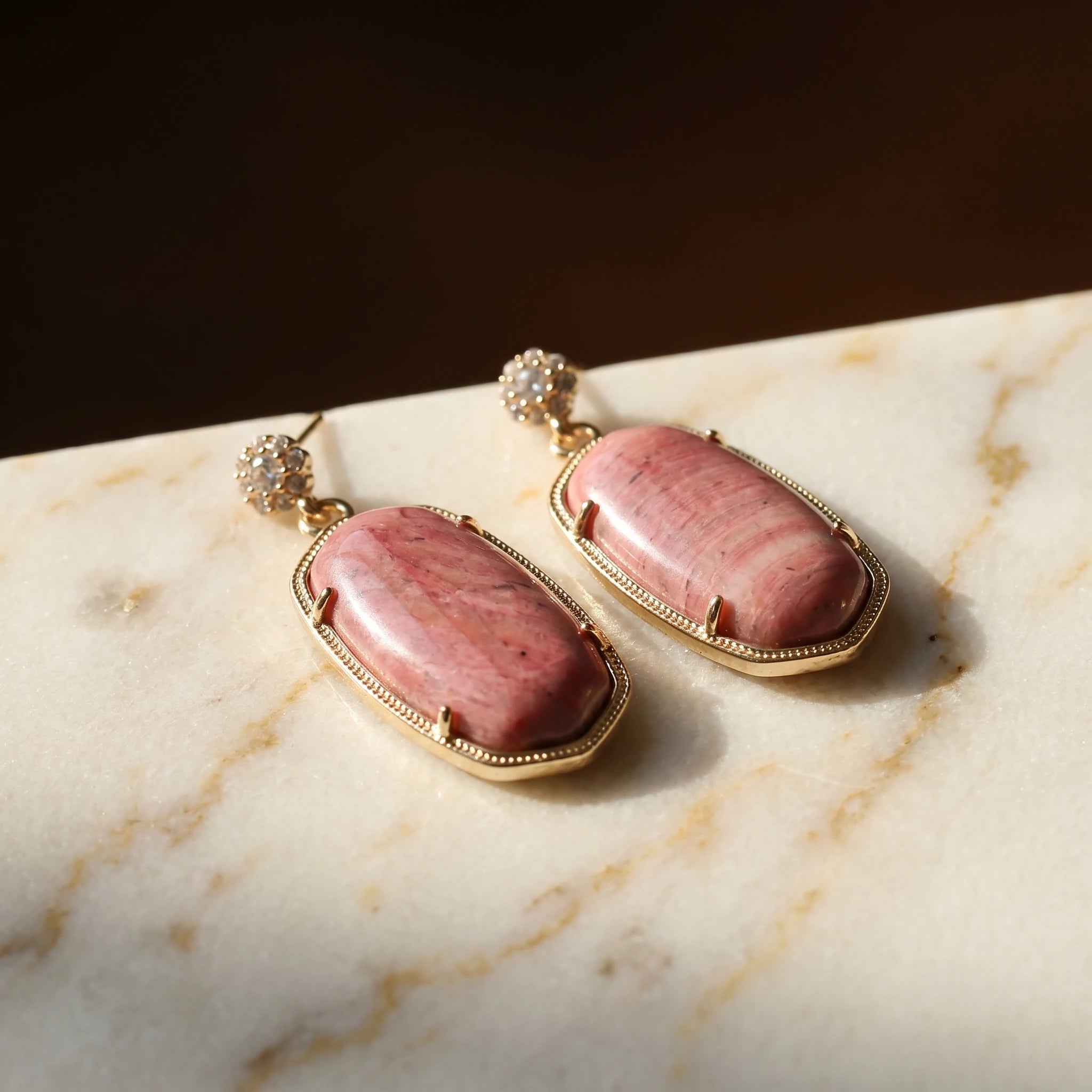 La Rhodonite à l'Oreille — Boucles d'oreilles rhodonite — détail matière · AURÆN Pierres d'Âme