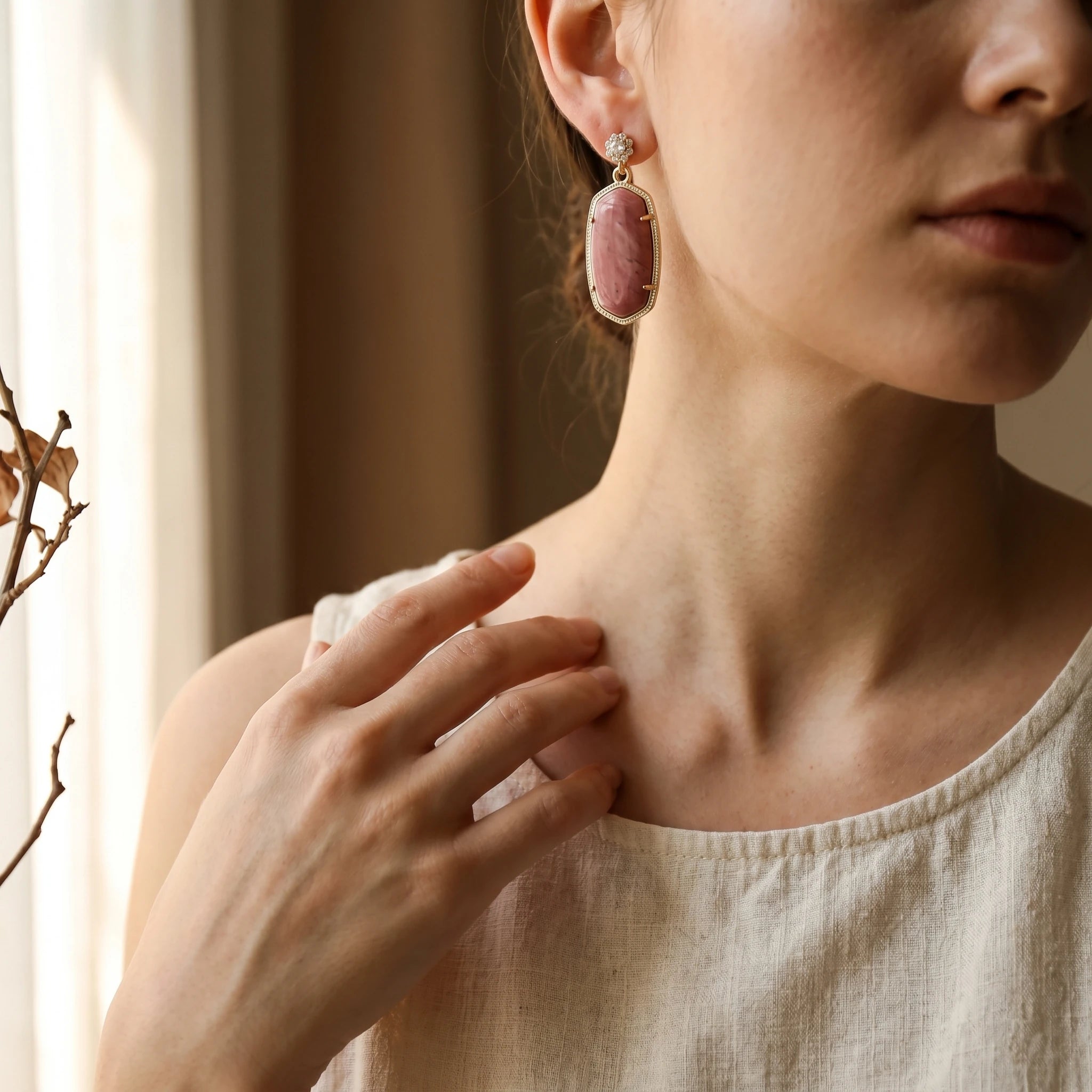 La Rhodonite à l'Oreille — Boucles d'oreilles rhodonite — porté · AURÆN Pierres d'Âme