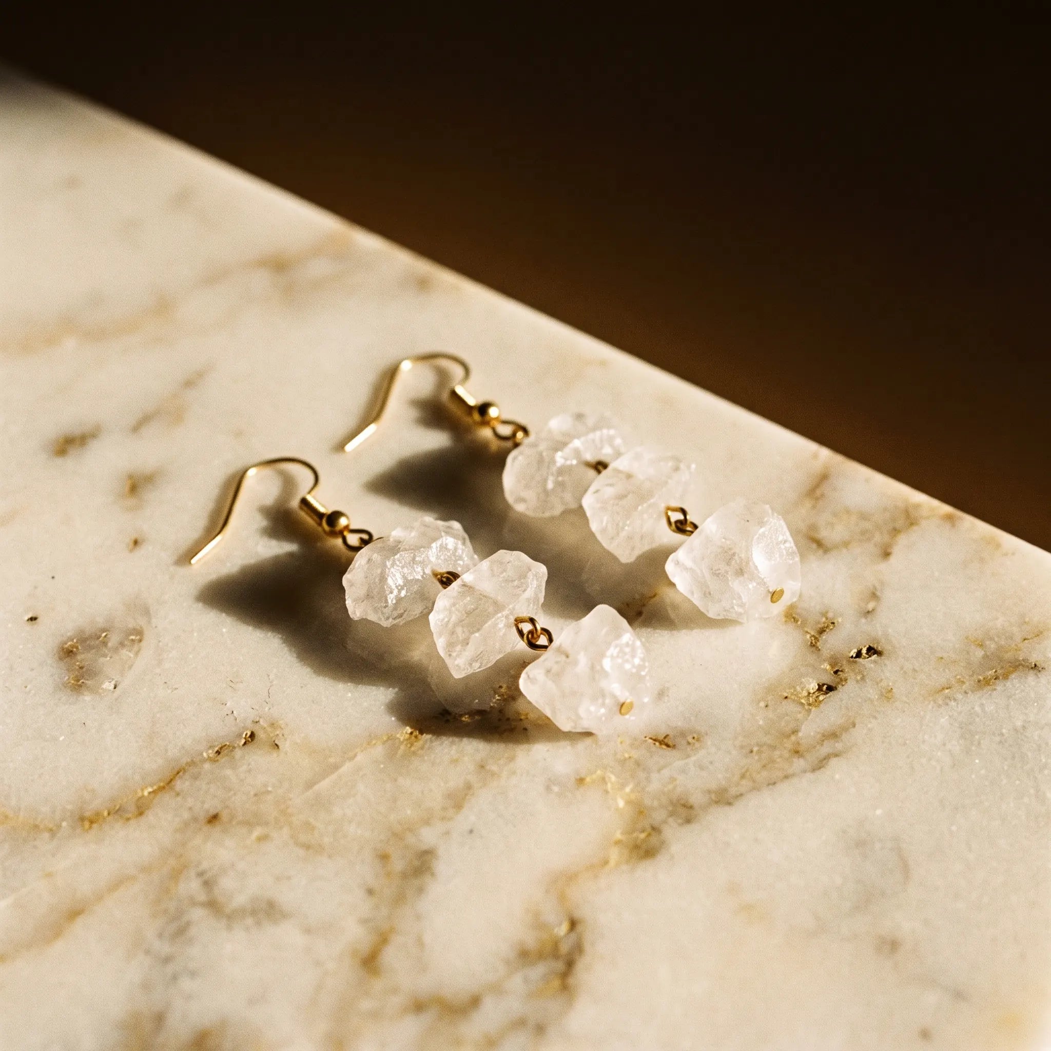 L'Échelle — Boucles d'oreilles à 3 étages en pierres — détail matière · AURÆN Pierres d'Âme