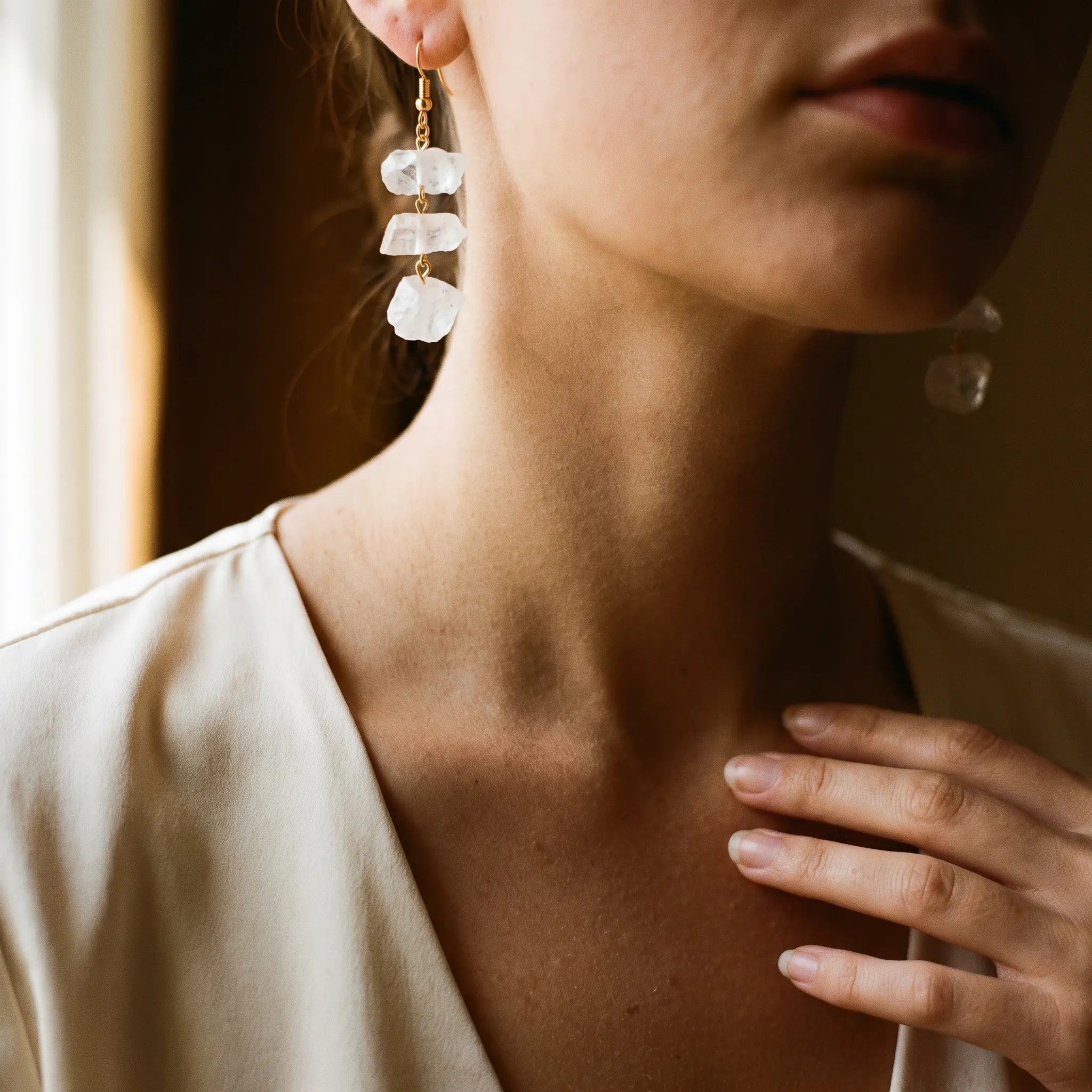 L'Échelle — Boucles d'oreilles à 3 étages en pierres — en situation · AURÆN Pierres d'Âme