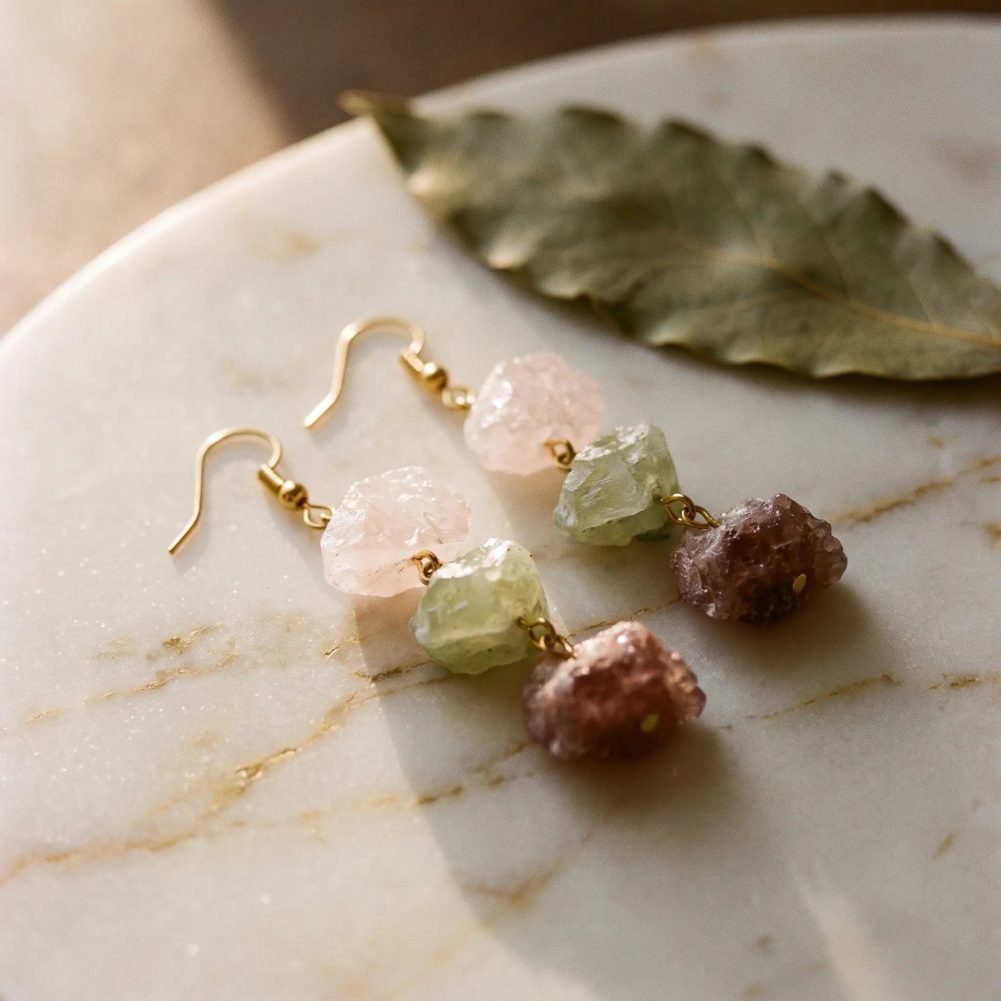 L'Échelle — Boucles d'oreilles à 3 étages en pierres — présence variante · AURÆN Pierres d'Âme