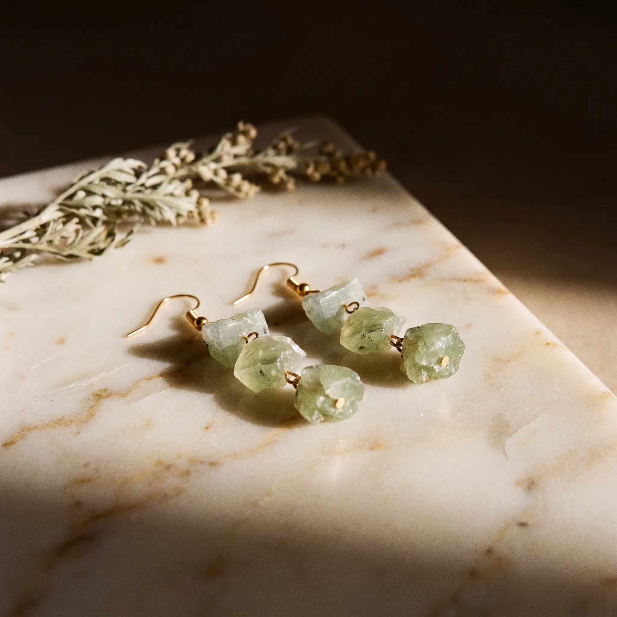 L'Échelle — Boucles d'oreilles à 3 étages en pierres — présence variante · AURÆN Pierres d'Âme