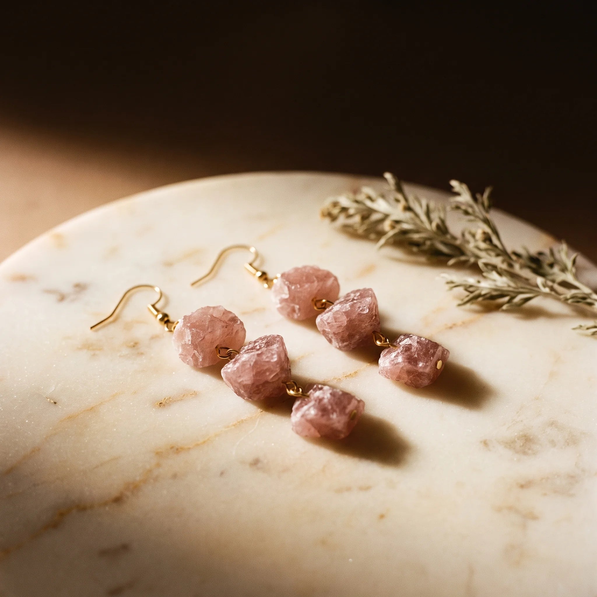 L'Échelle — Boucles d'oreilles à 3 étages en pierres — présence variante · AURÆN Pierres d'Âme