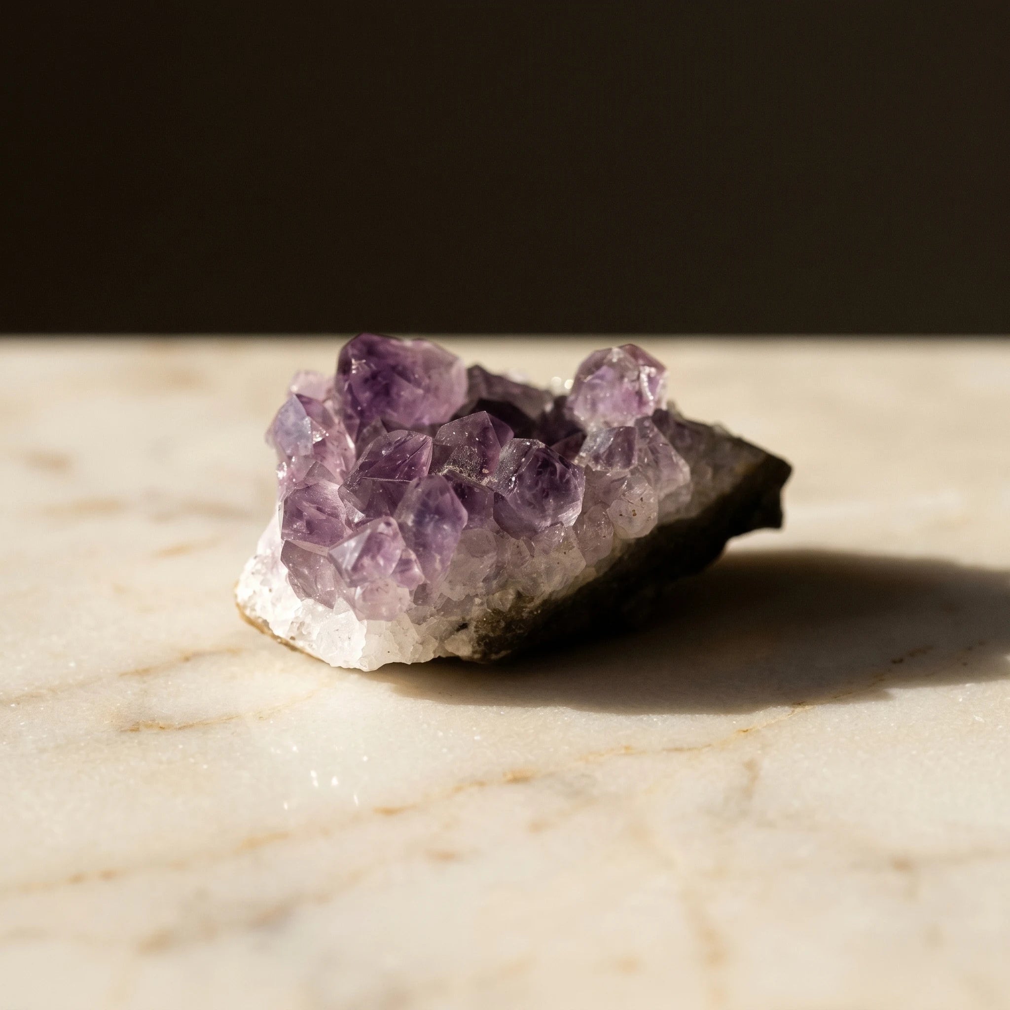 L'Améthyste Naturelle — Pierre violette d'apaisement — détail matière · AURÆN Pierres d'Âme