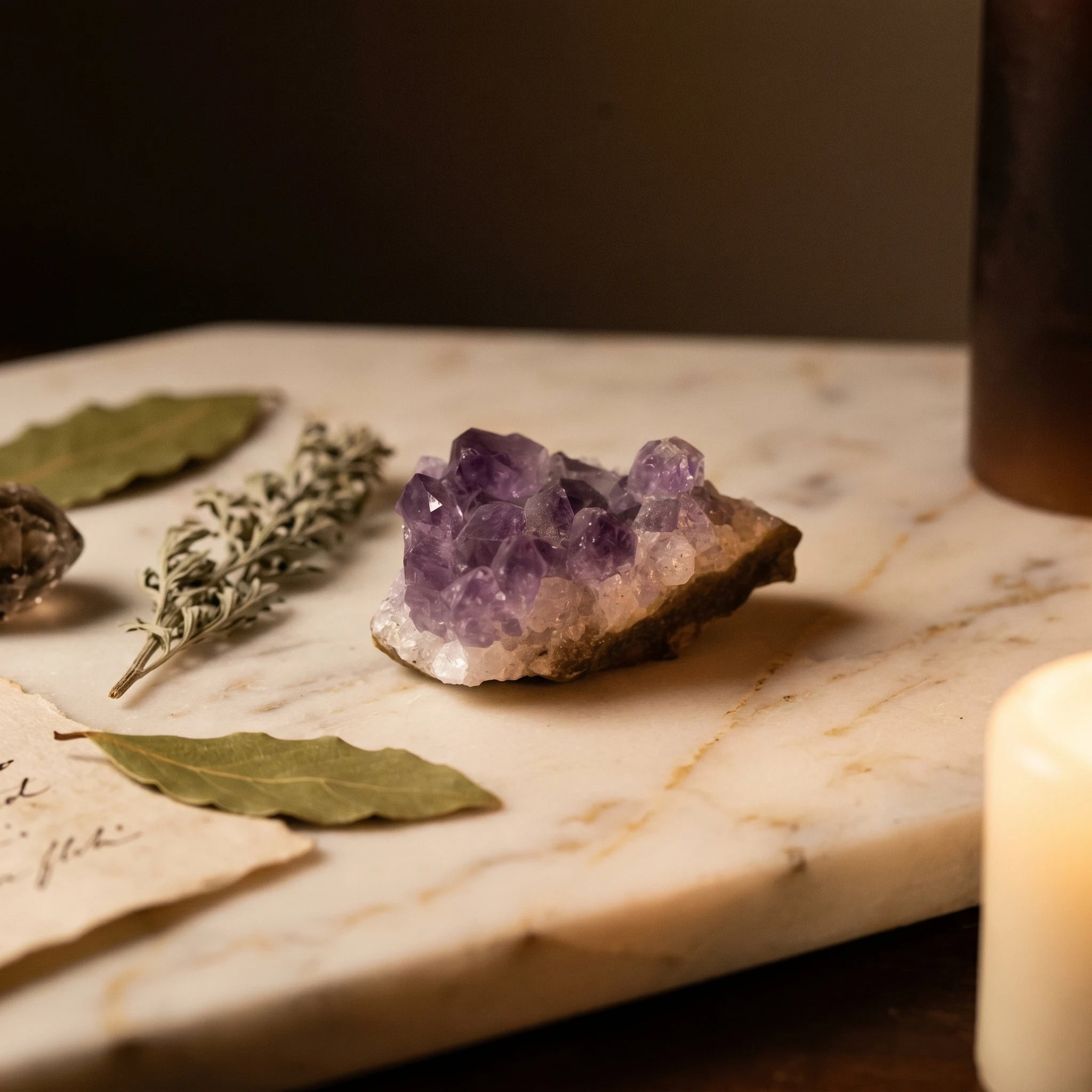 L'Améthyste Naturelle — Pierre violette d'apaisement — mise en scène rituelle · AURÆN Pierres d'Âme