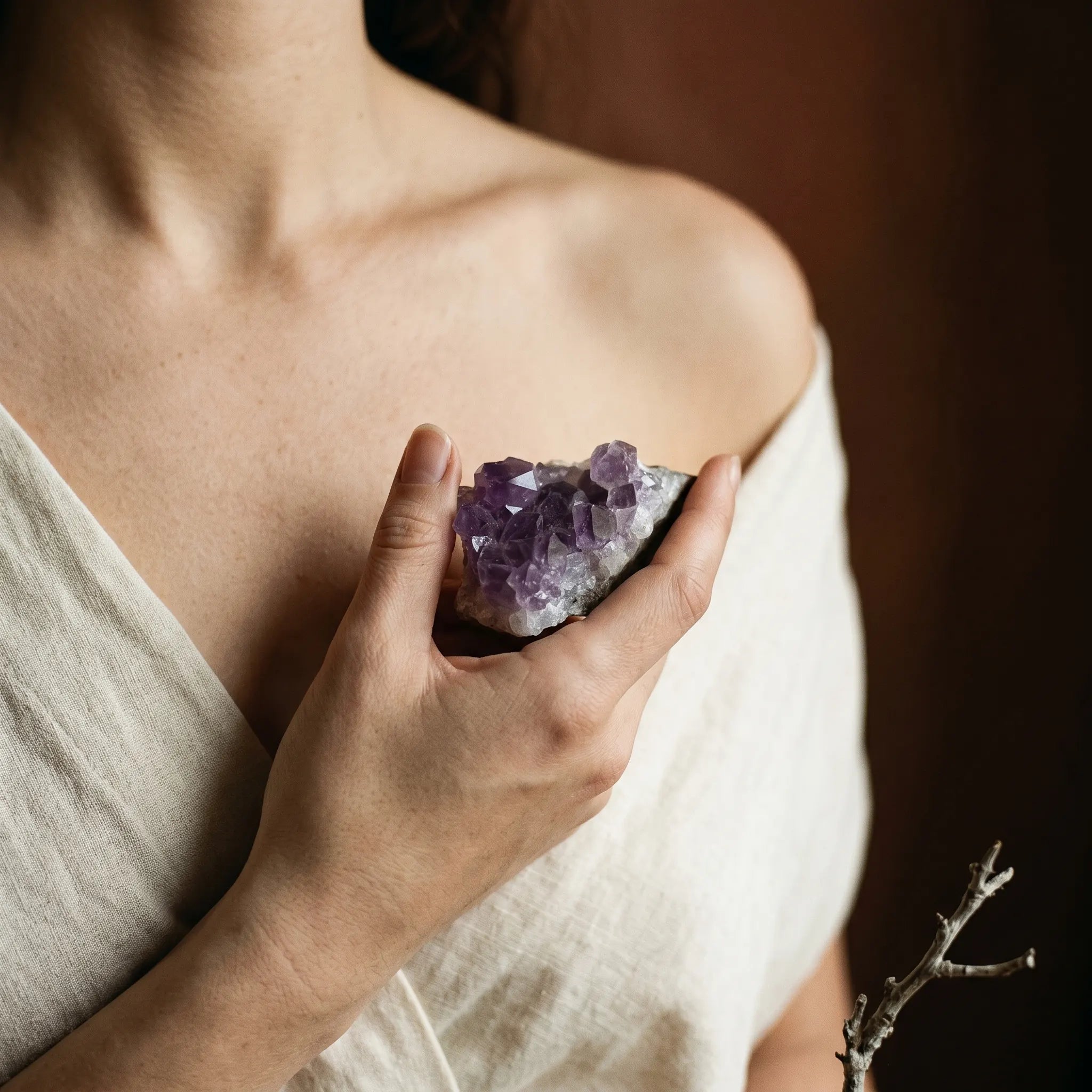 L'Améthyste Naturelle — Pierre violette d'apaisement — en situation · AURÆN Pierres d'Âme