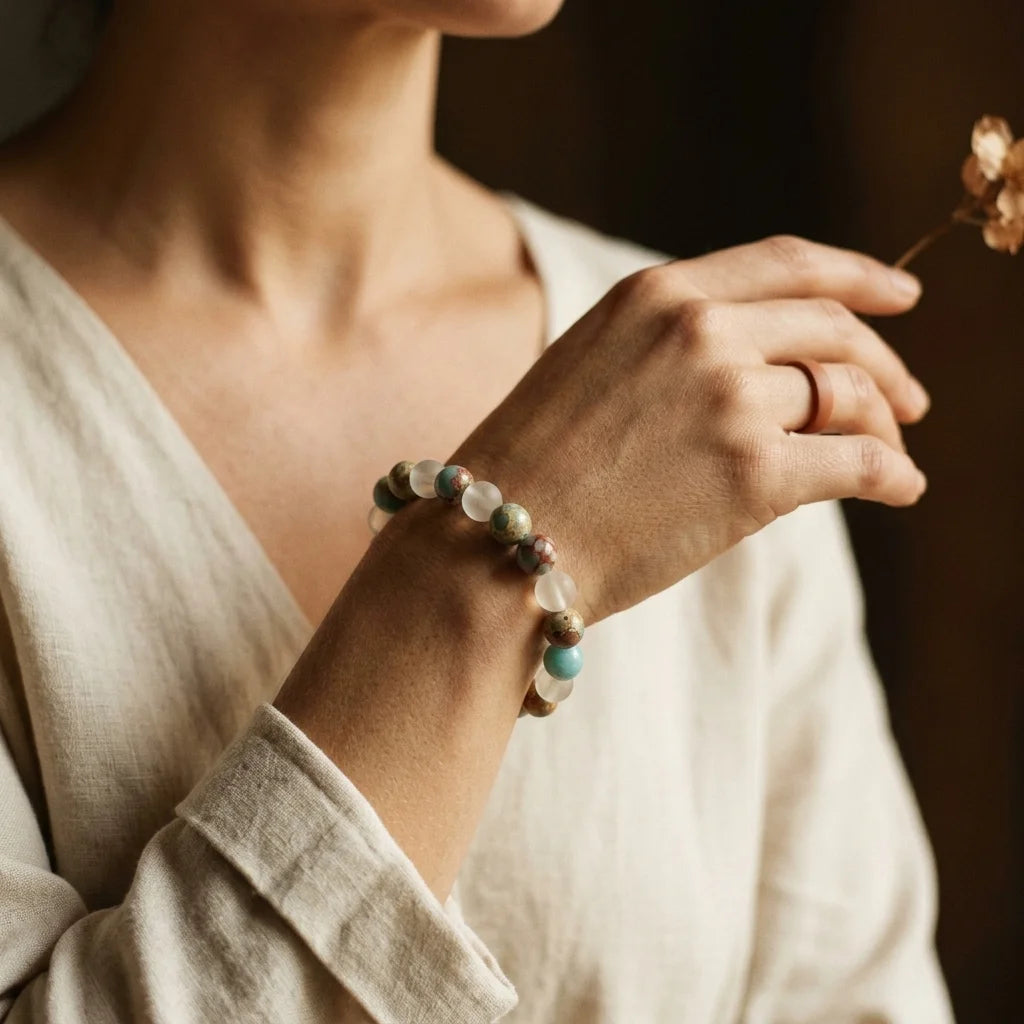 L'Aube — Bracelet des nouveaux commencements — porté · AURÆN Pierres d'Âme