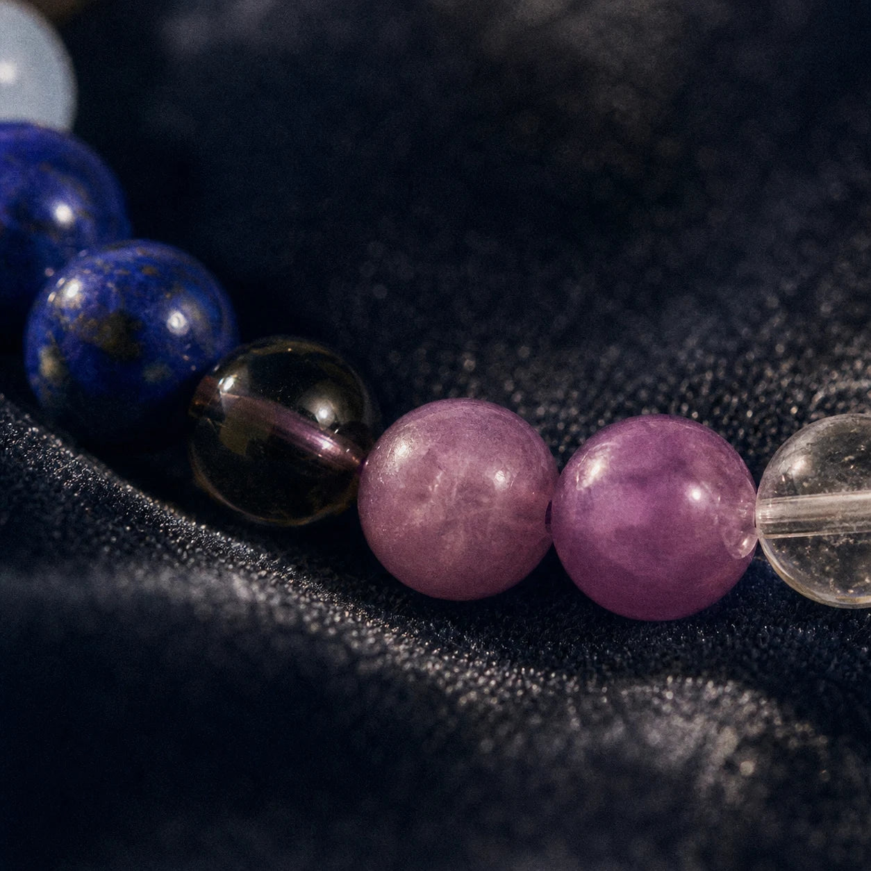 L'Axe — Bracelet 7 chakras 8mm — détail matière · AURÆN Pierres d'Âme