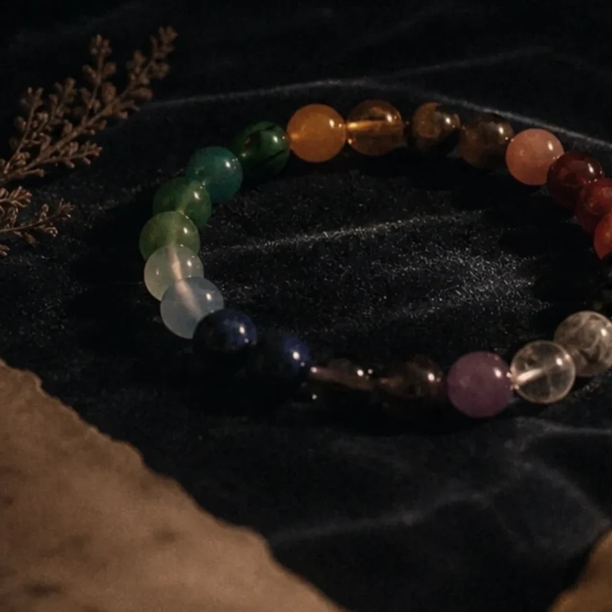 L'Axe — Bracelet 7 chakras 8mm — mise en scène rituelle · AURÆN Pierres d'Âme