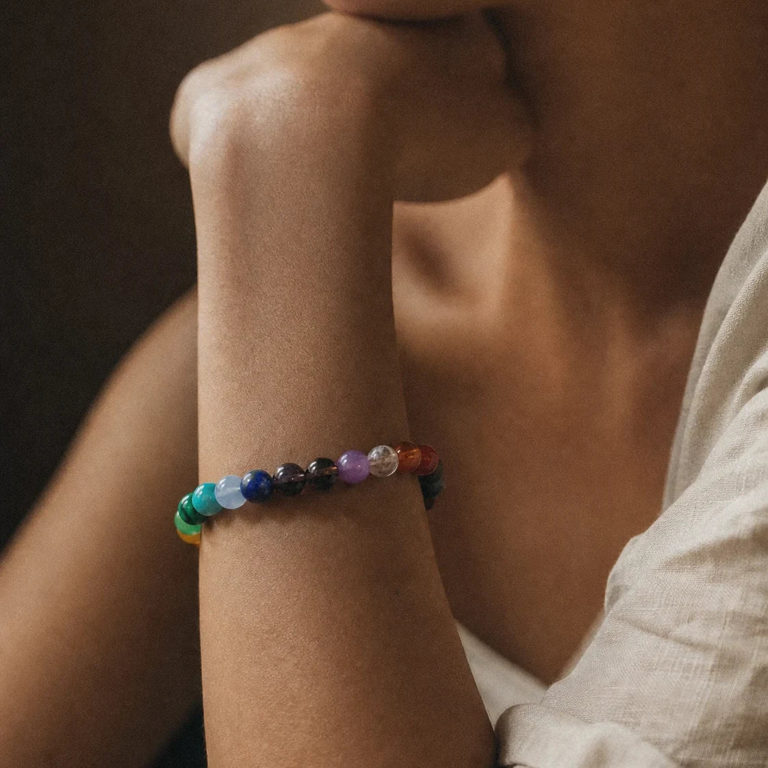 L'Axe — Bracelet 7 chakras 8mm — porté · AURÆN Pierres d'Âme