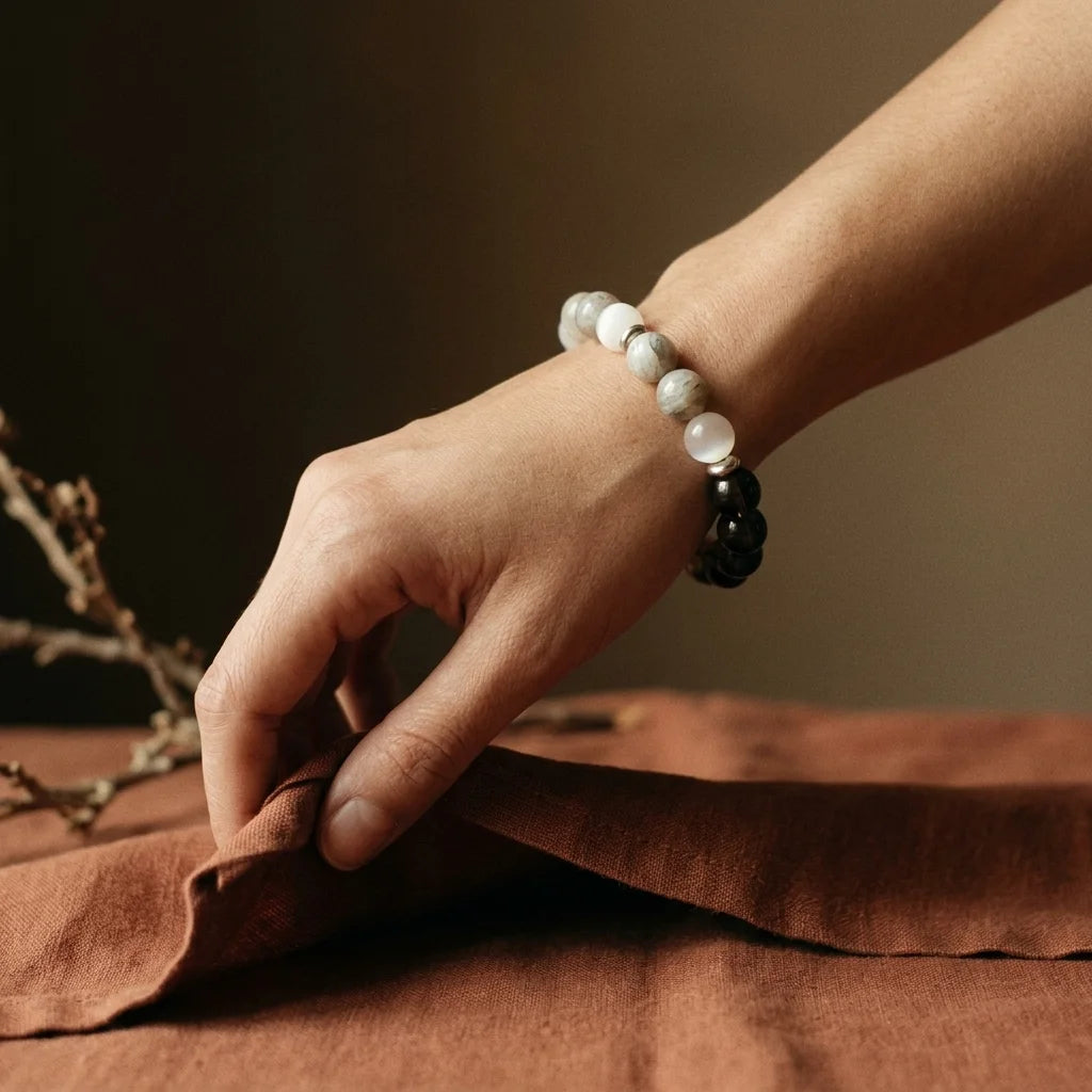 Le Bouclier — Bracelet de protection — porté · AURÆN Pierres d'Âme
