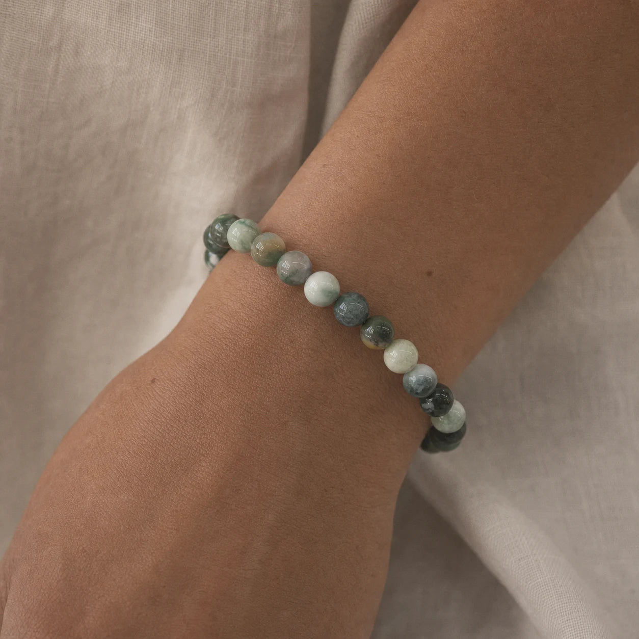 La Clairière — Bracelet de douceur retrouvée — porté · AURÆN Pierres d'Âme