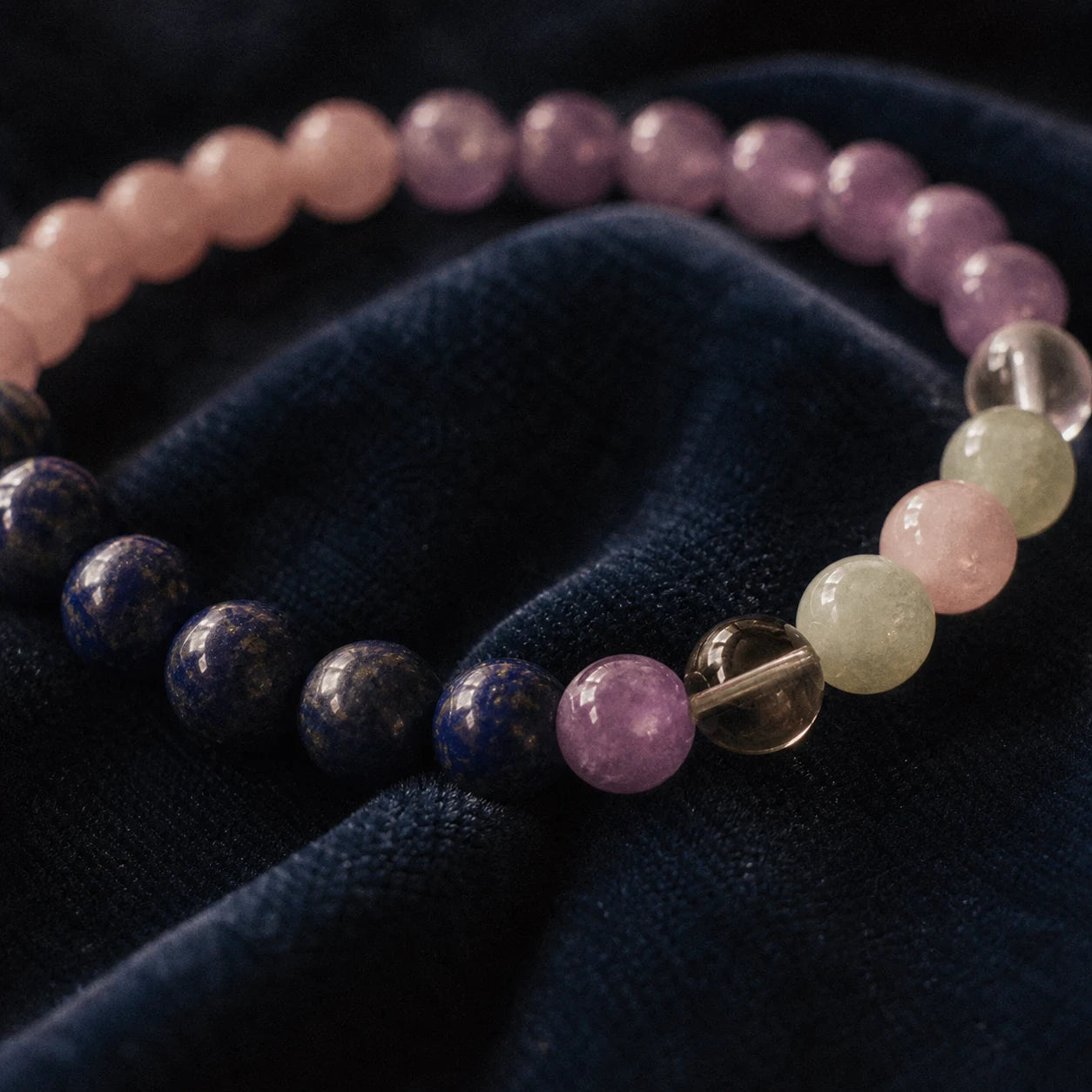 L'Onde — Bracelet d'apaisement (6 pierres tendres) — détail matière · AURÆN Pierres d'Âme