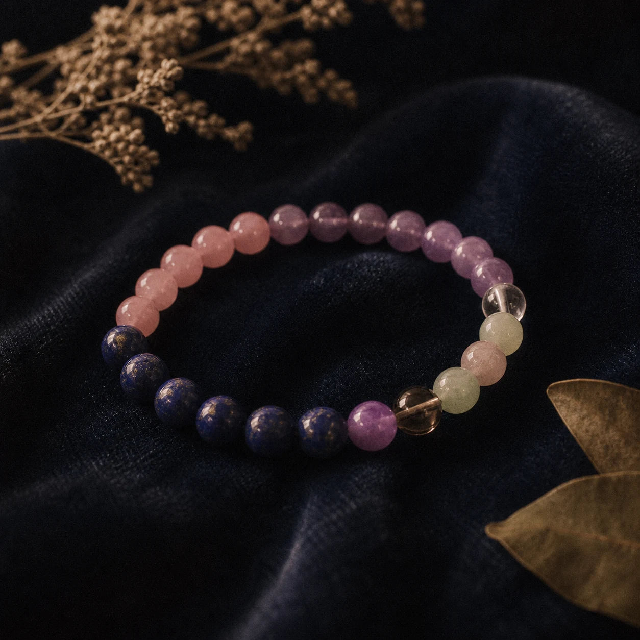 L'Onde — Bracelet d'apaisement (6 pierres tendres) — mise en scène rituelle · AURÆN Pierres d'Âme