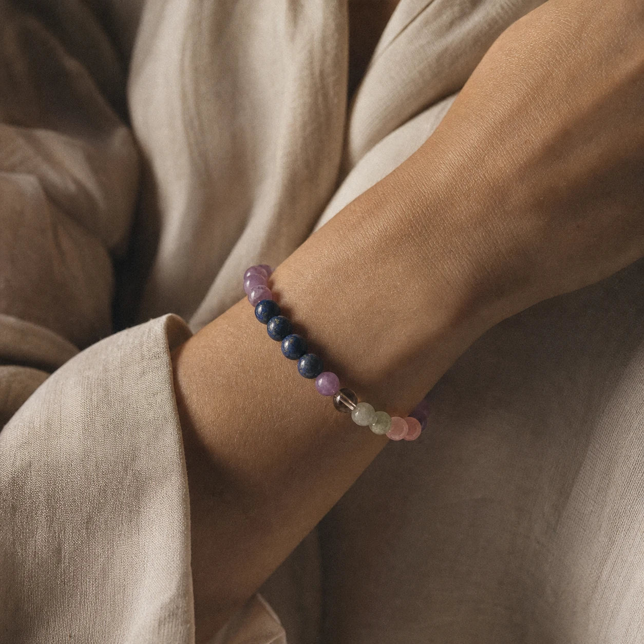 L'Onde — Bracelet d'apaisement (6 pierres tendres) — porté · AURÆN Pierres d'Âme