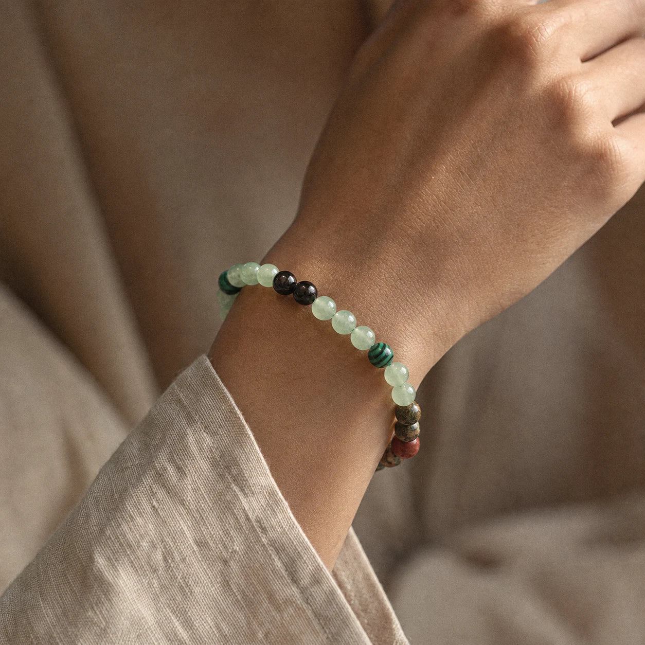 La Source — Bracelet de force intérieure — porté · AURÆN Pierres d'Âme