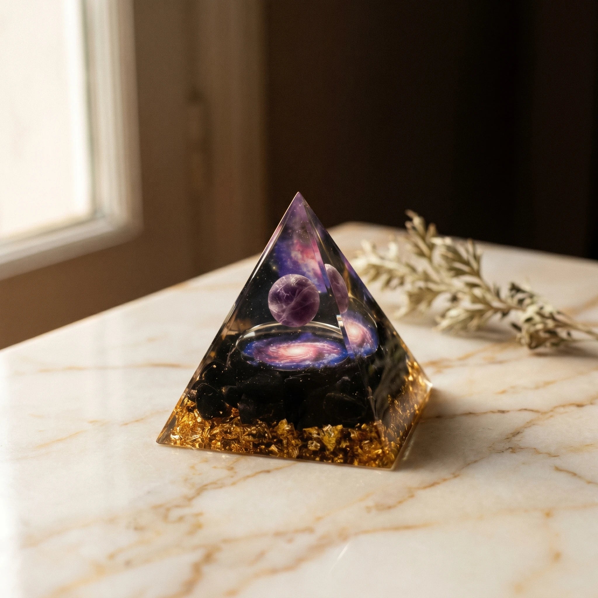 La Pyramide d'Améthyste — pierre brute violette pour l'autel — vue principale · AURÆN Pierres d'Âme