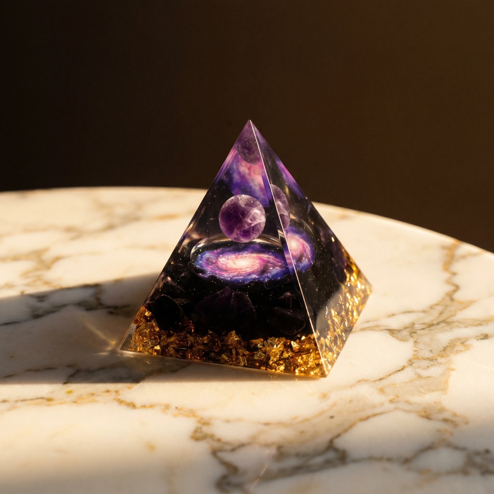La Pyramide d'Améthyste — pierre brute violette pour l'autel — détail matière · AURÆN Pierres d'Âme