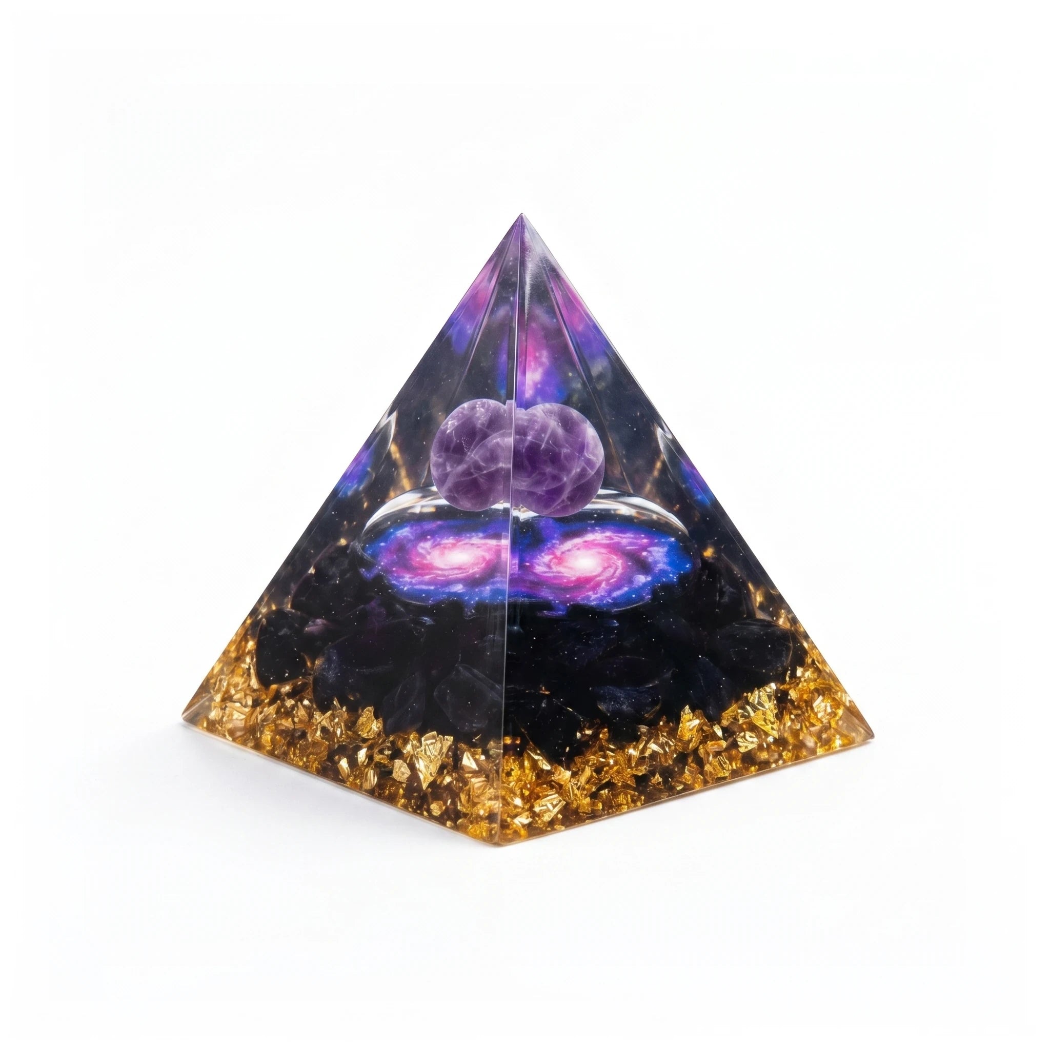 La Pyramide d'Améthyste — pierre brute violette pour l'autel — packshot fond blanc · AURÆN Pierres d'Âme
