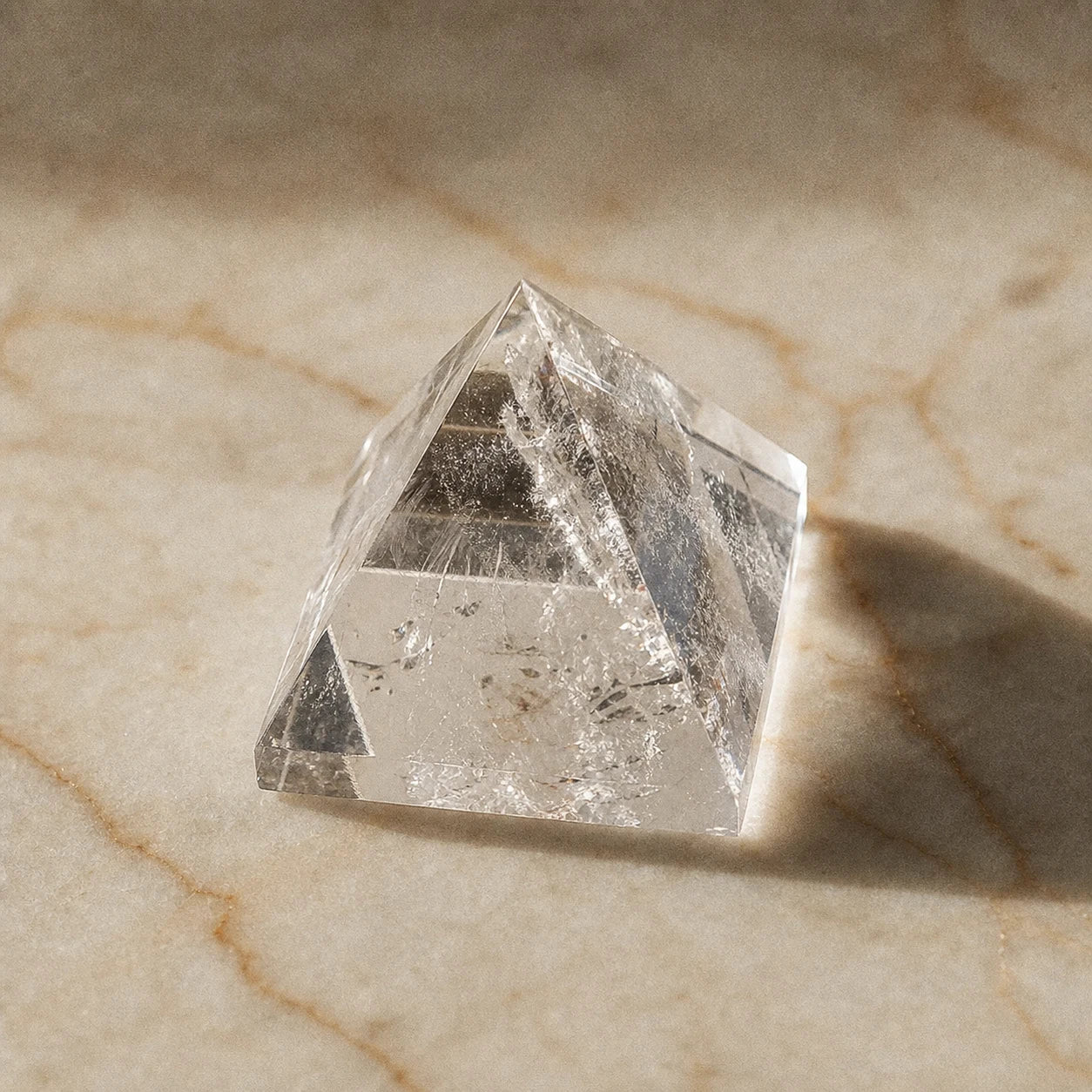 La Pyramide Claire — Cristal de roche taillé pour amplifier l'intention — vue principale · AURÆN Pierres d'Âme