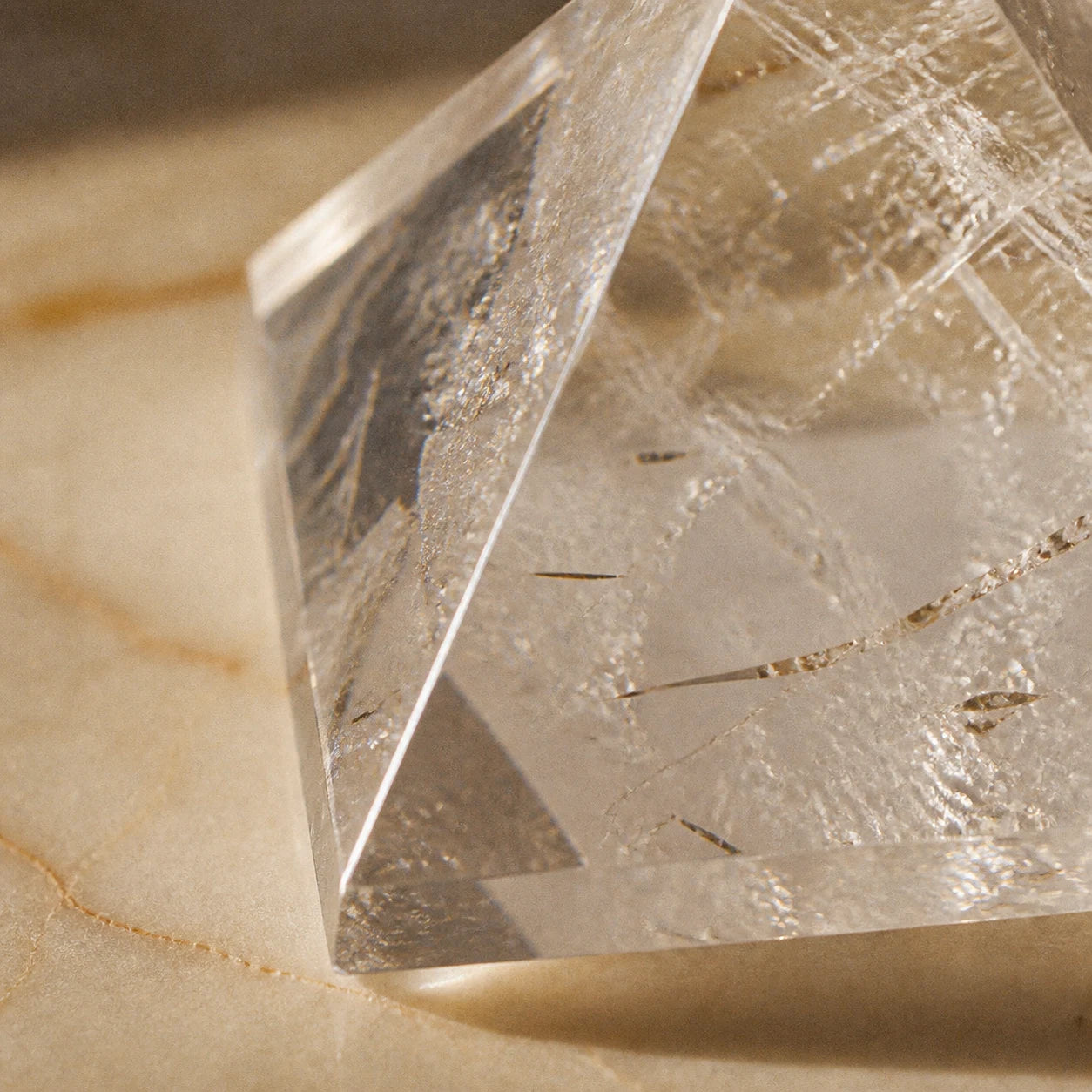 La Pyramide Claire — Cristal de roche taillé pour amplifier l'intention — détail matière · AURÆN Pierres d'Âme