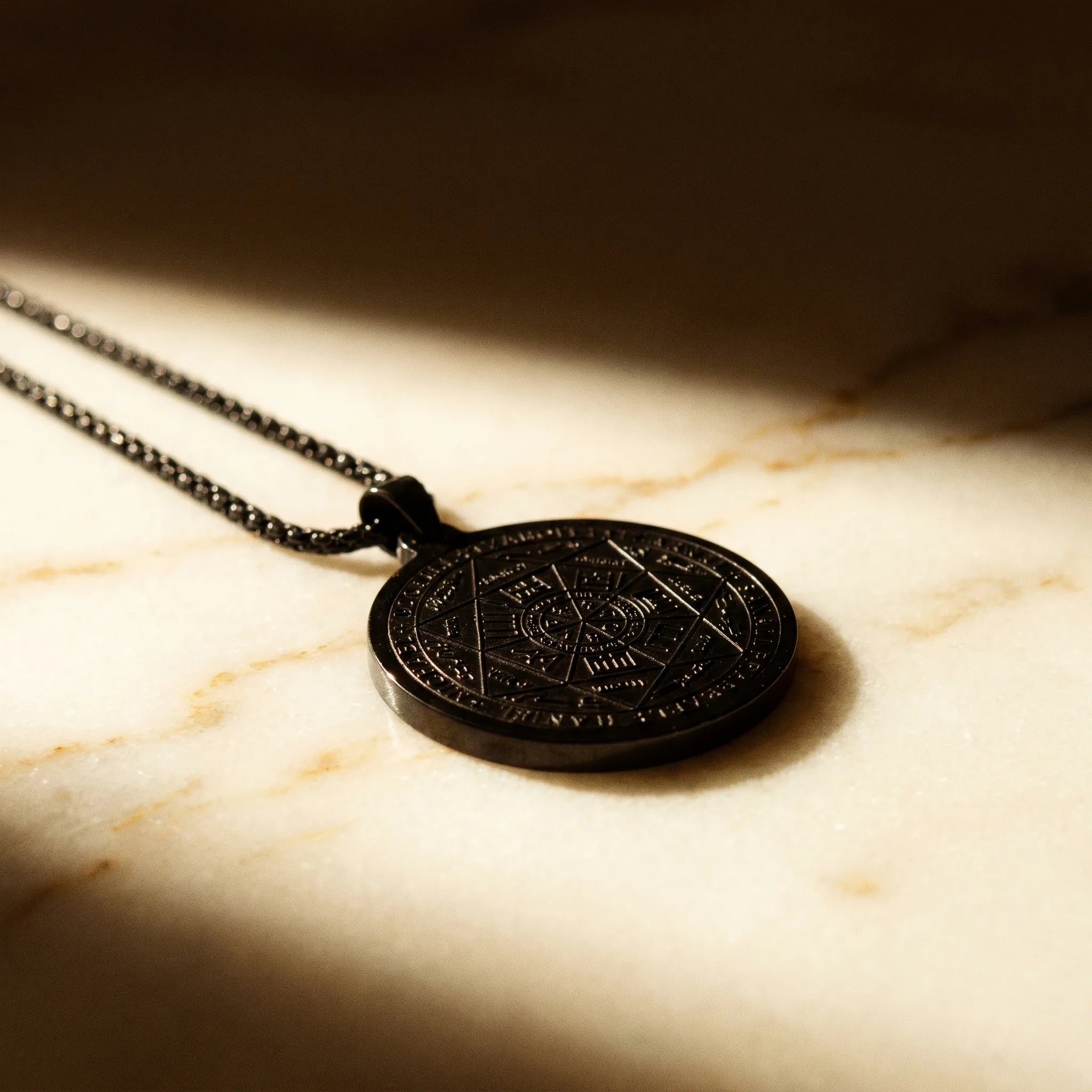 Le Sceau de Mikaël — Médaillon d'Archange Kabbalah — détail matière · AURÆN Objets Sacrés