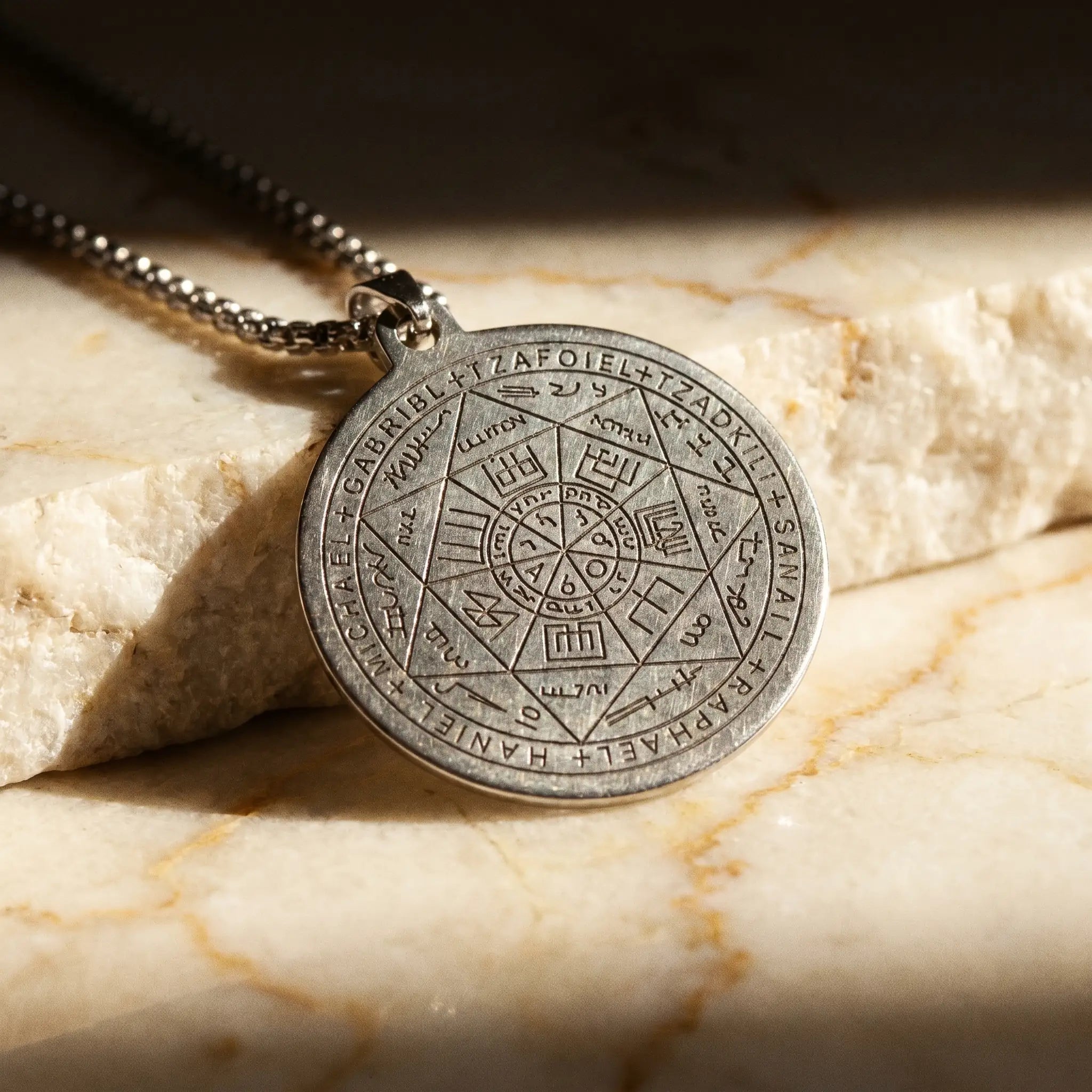 Le Sceau de Gabriel — Médaillon d'Archange Kabbalah — détail matière · AURÆN Objets Sacrés