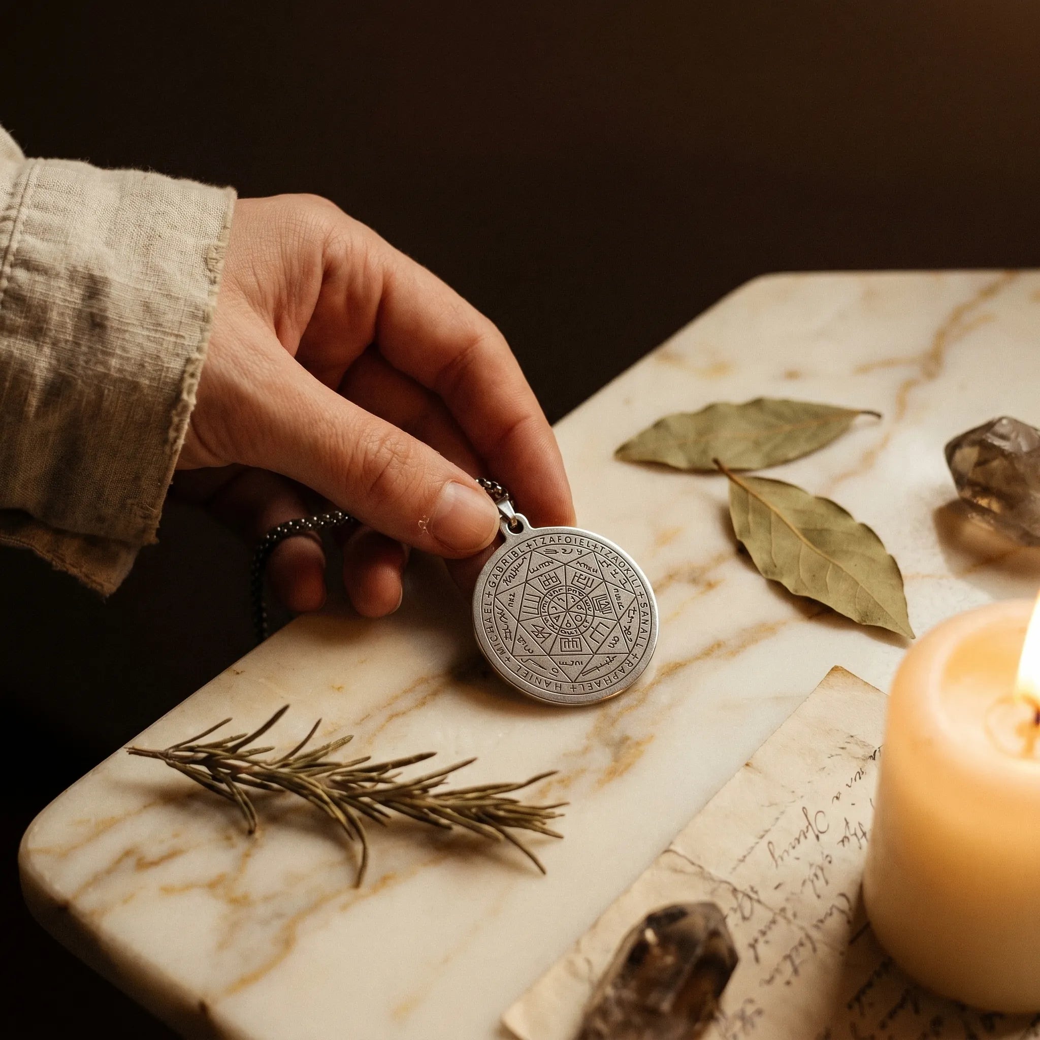 Le Sceau de Gabriel — Médaillon d'Archange Kabbalah — mise en scène rituelle · AURÆN Objets Sacrés