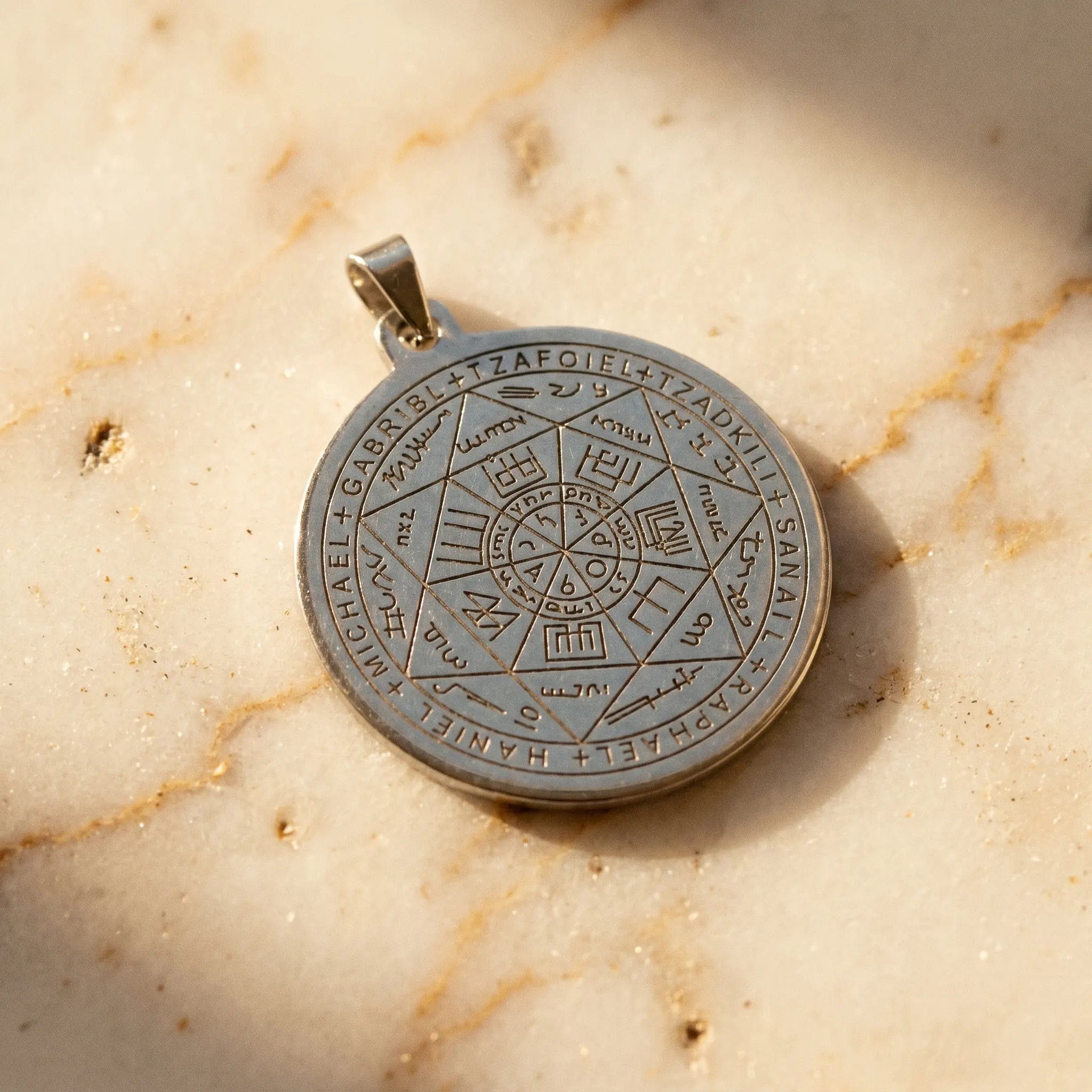 Le Sceau de Camael — Médaillon d'Archange Kabbalah — détail matière · AURÆN Objets Sacrés