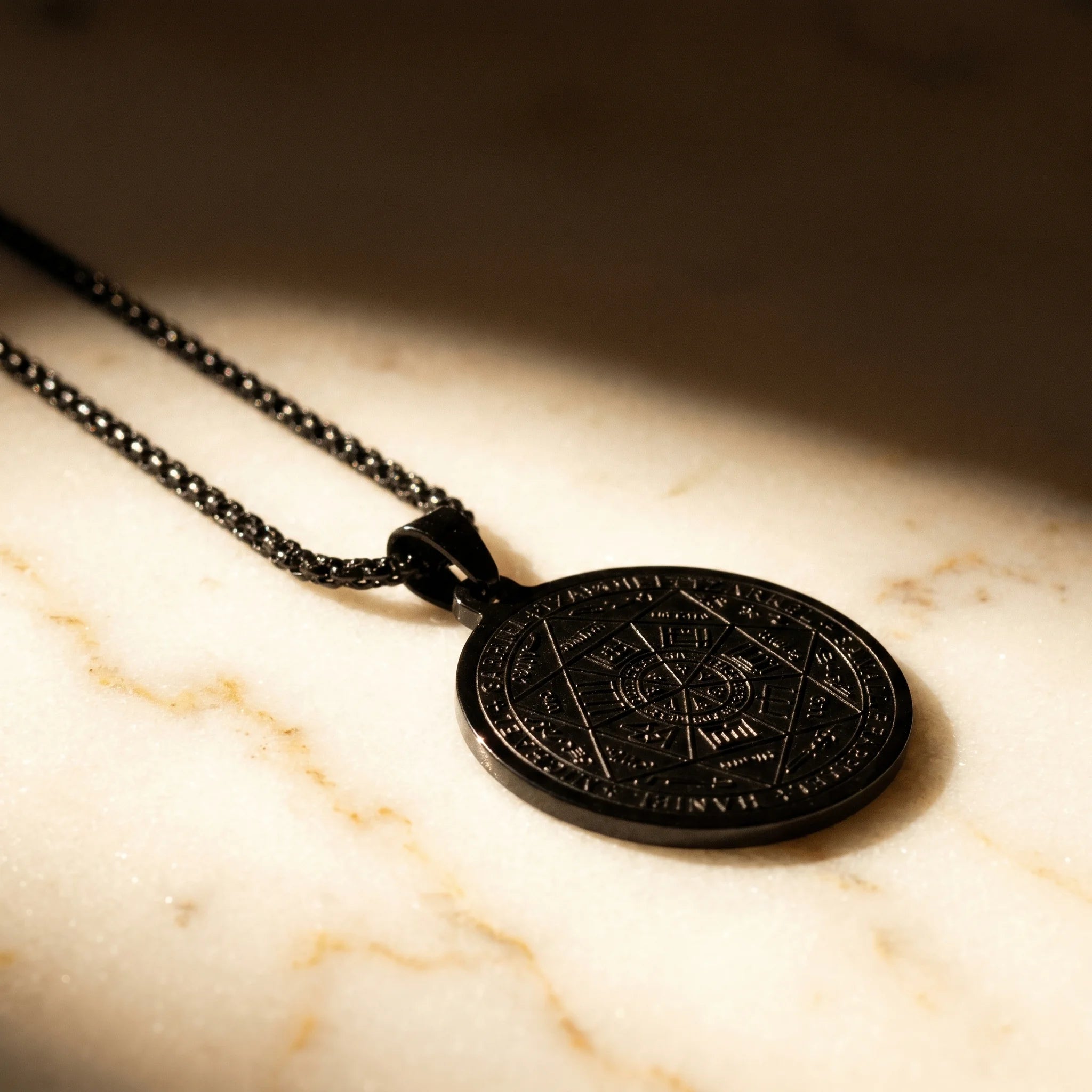 Le Sceau de Raphaël — Médaillon d'Archange Kabbalah — détail matière · AURÆN Objets Sacrés