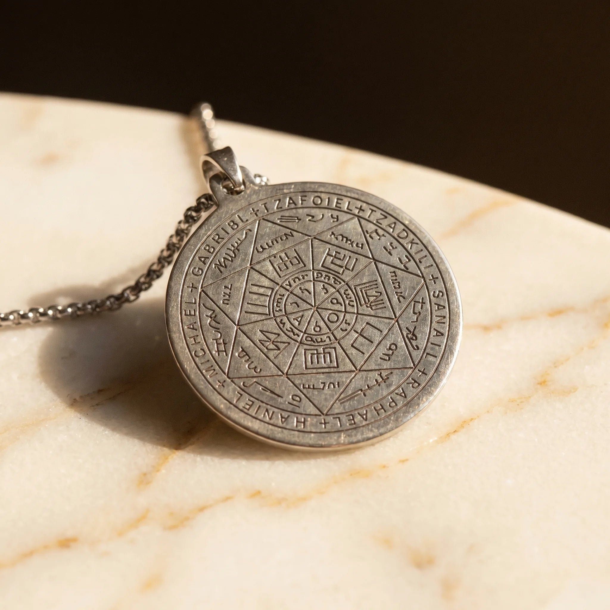 Le Sceau de Hanaël — Médaillon d'Archange Kabbalah — détail matière · AURÆN Objets Sacrés