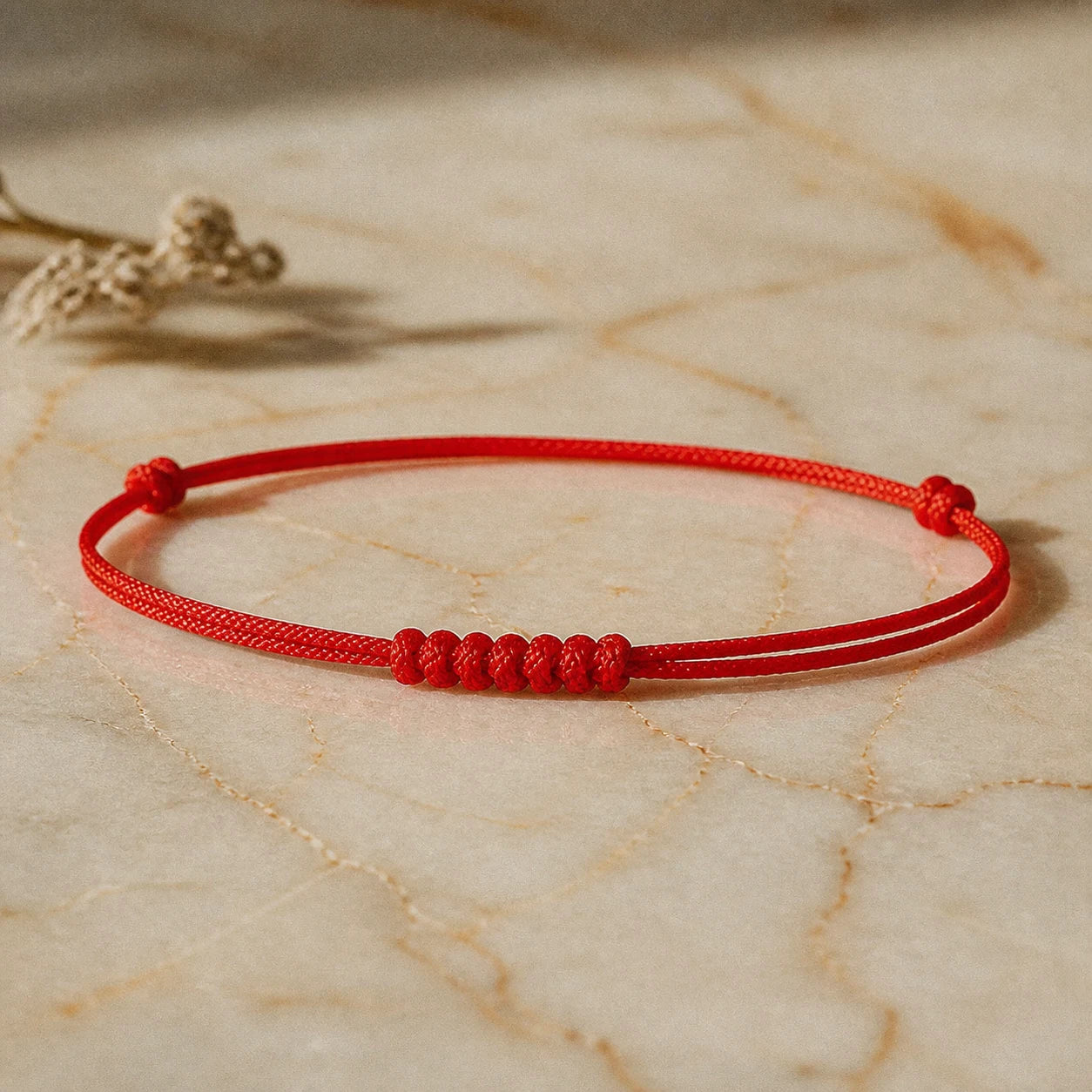 Le Fil Rouge — Bracelet 7 nœuds (protection kabbalistique) — vue principale · AURÆN Objets Sacrés