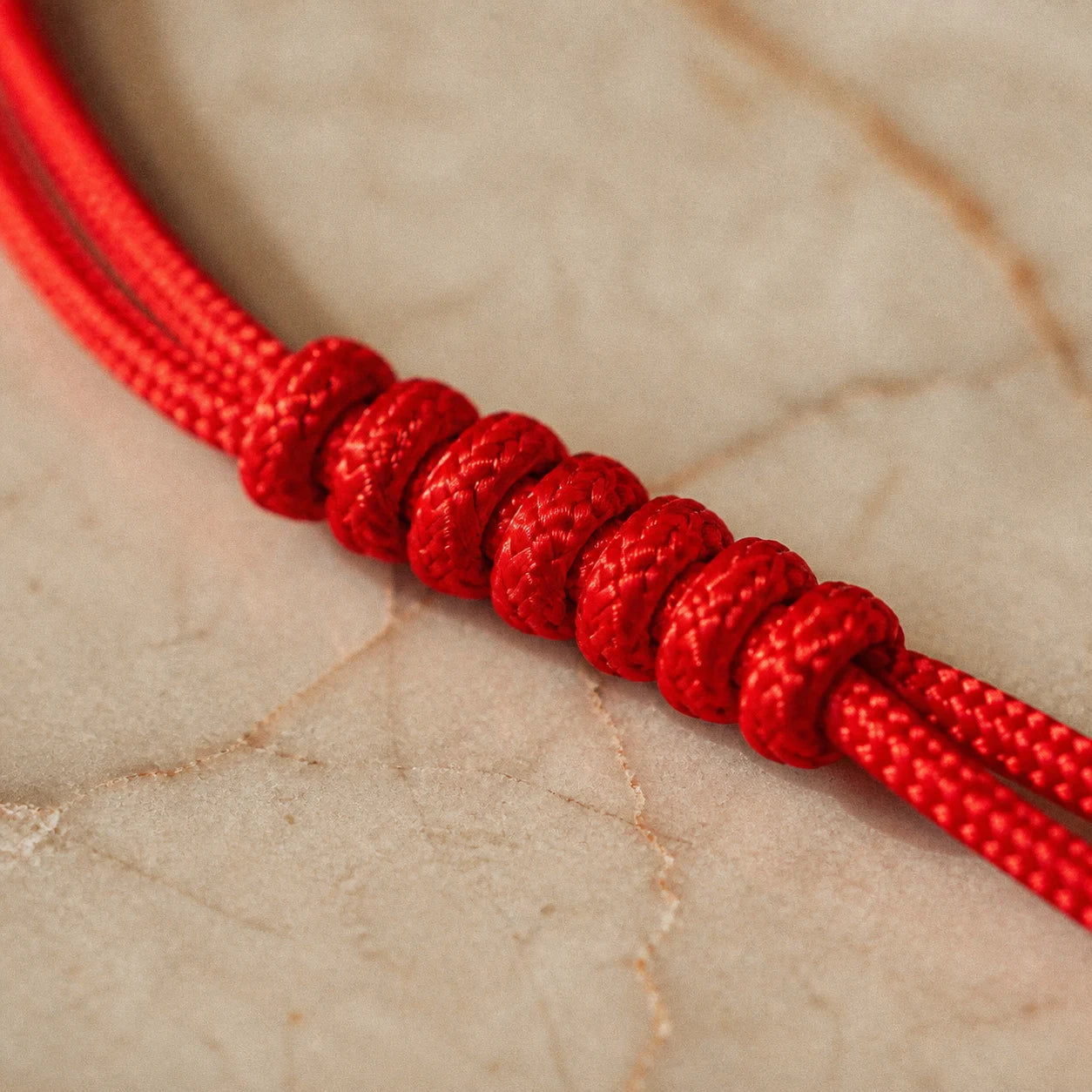 Le Fil Rouge — Bracelet 7 nœuds (protection kabbalistique) — détail matière · AURÆN Objets Sacrés