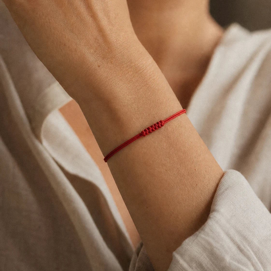 Le Fil Rouge — Bracelet 7 nœuds (protection kabbalistique) — porté · AURÆN Objets Sacrés