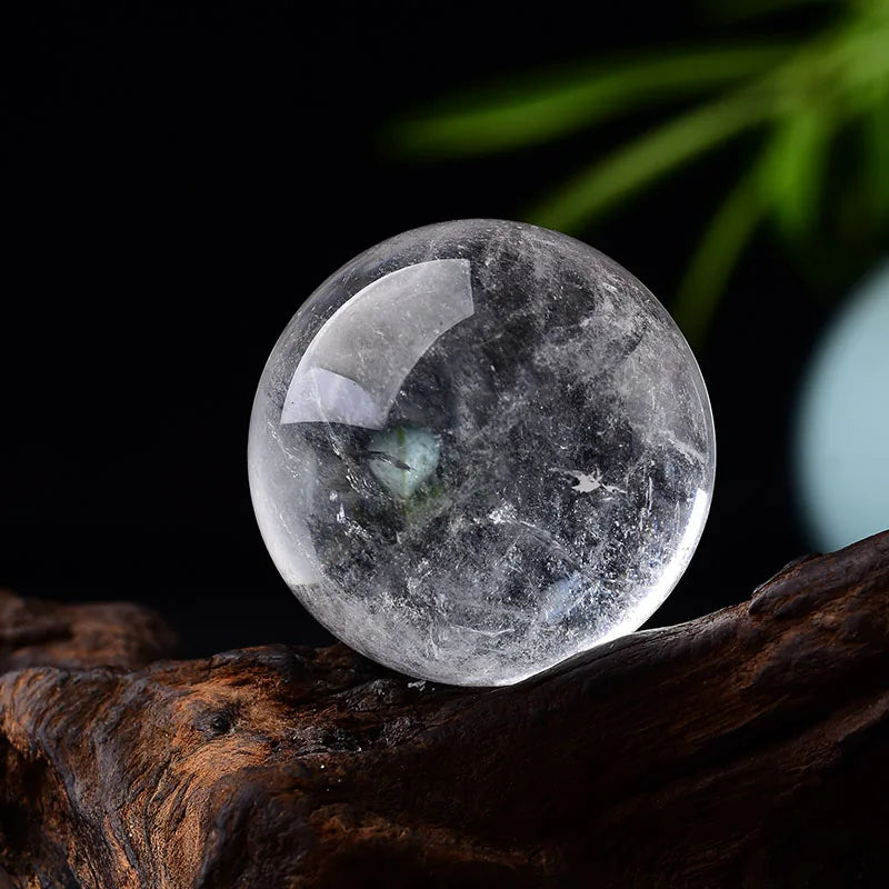 La Boule de Cristal — Sphère de quartz transparent 28–32 mm + socle bois