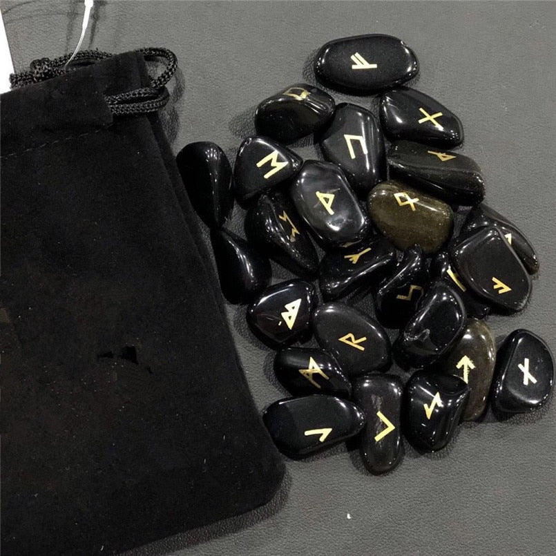 Les Runes d'Obsidienne — Set Futhark divinatoire viking noir protection | AURÆN